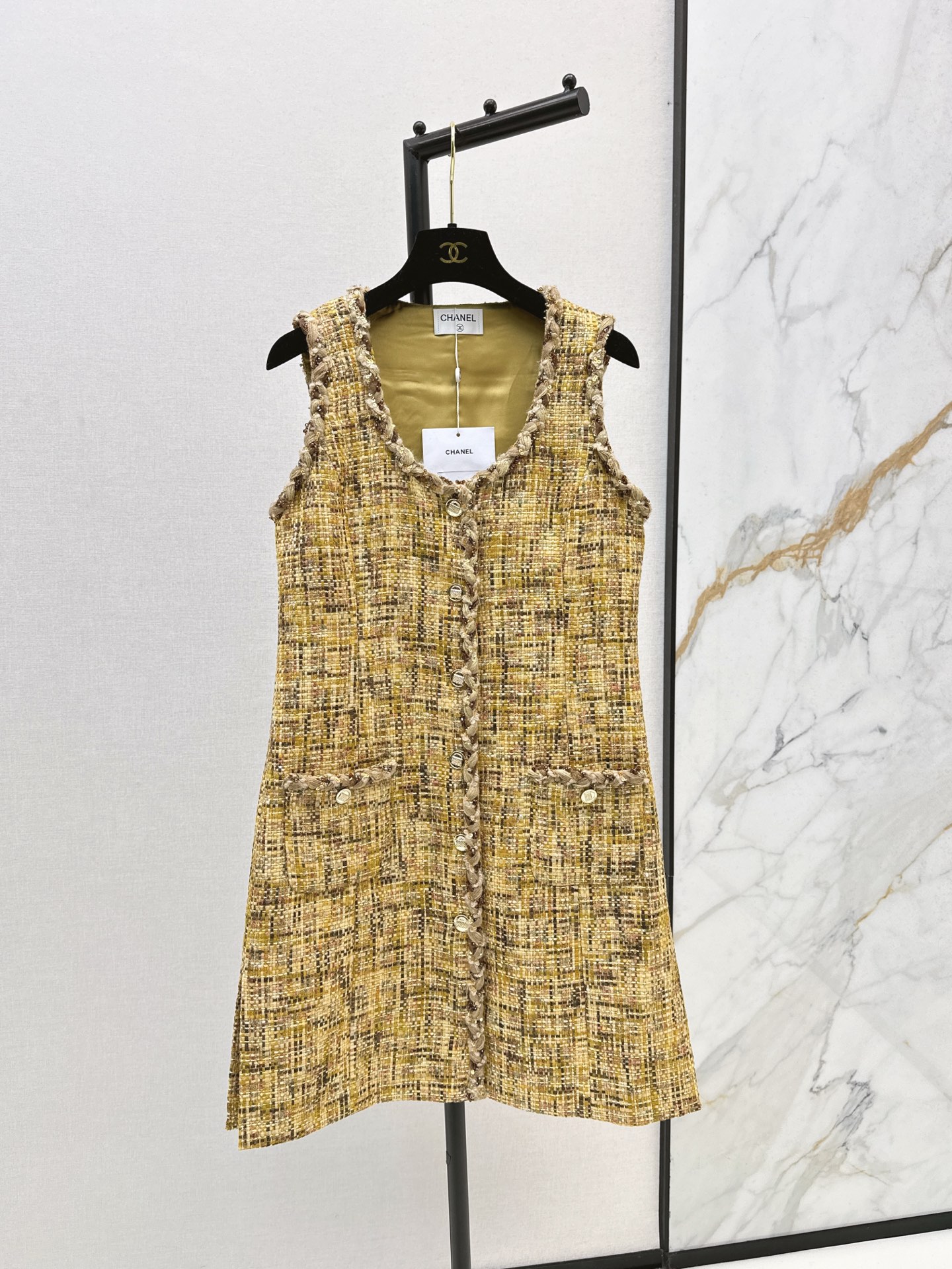 NO:563201,C Home 25Ss————The latest woven sleeveless dress in autumn and winter. Exclusively developed woven fabric. Ladylike style. Customized buttons. Full of high-end. Pocket decoration design. ~ Proper ladylike style on the upper body ~ Paired with the same color jacket to bring a halo. One color ready for sale sml,,chanel,skirts,jackets & coats,alexander wang19860909C家 25Ss————秋冬最新款编织无袖连衣裙独家开发编织面料 气质名媛风 定制纽扣 满满的高级感 口袋装饰设计 ～上身妥妥的名媛气质风～搭配同款色系外套自带光环 一色现货发售sml,,chanel,skirts,jackets & coats,alexander wang,Women's clothing