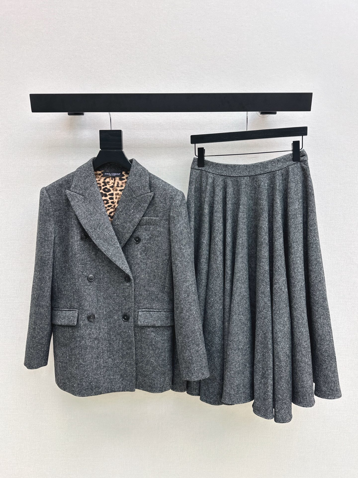 NO:563175,Exclusive debut of DG 25Ss————The latest double-breasted gray herringbone wool blazer for autumn and winter. The double-breasted design is classic and elegant. The lapel collar has a neat shape. The leopard print lining inside adds a sense of wildness and fashion. It is easy to maintain a balance of sophistication and fashion for daily commuting. Wear it with your own aura and interpret your unique fashion taste. Ready for sale in one color sml,,jackets & coats,business suit,alexander wang19860909独家首发 DG 25Ss————秋冬最新款双排扣灰色人字纹羊毛西装外套双排扣设计经典大气 翻驳领造型利落 内里有豹纹衬里增添了一丝野性与时尚感 日常通勤轻松拿捏干练与时髦平衡 穿它自带气场 诠释独特时尚品味 一色现货发售sml,,jackets & coats,business suit,alexander wang,Women's clothing