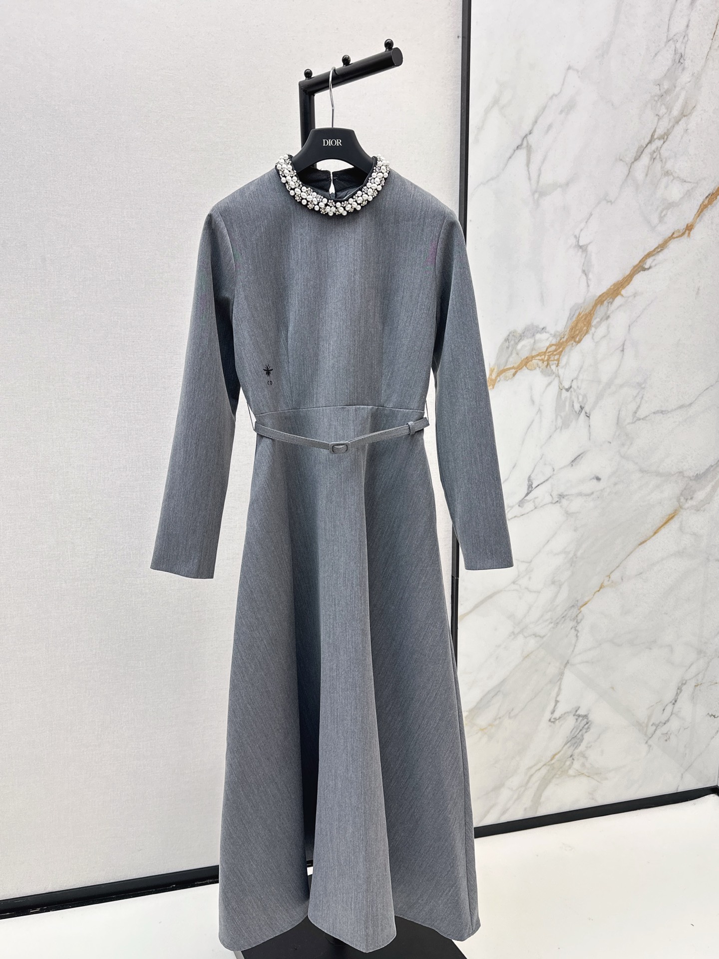 NO:564452,CD 25Ss————The latest pearl-encircled belt dress in autumn and winter. Customized imported material with delicate texture. Round-neck dress tailoring. Utilize tailoring and details to enhance sophistication. Pearls around the collar are randomly embellished. The shoulder sleeves are elegant and designed with the embroidered bee CD logo. The large umbrella-shaped skirt easily outlines the graceful figure. It shows the overall intellectual temperament and is tolerant of the figure. The upper body is simple and advanced. Two colors are available for sale now: sml, skirts, alexander wang.19860909CD 25Ss————秋冬最新款珍珠环绕腰带连衣裙 定制进口材质质感细腻 圆领连衣裙剪裁 利用剪裁和细节提升精致度 环绕领边的珍珠错落点缀 正肩肩袖设计大气优雅 配合刺绣蜜蜂CD徽标 伞状大裙摆轻松勾勒曼妙身形 更显整体知性气质包容身形 上身简约高级 两色现货发售sml,,skirts,alexander wang,Women's clothing