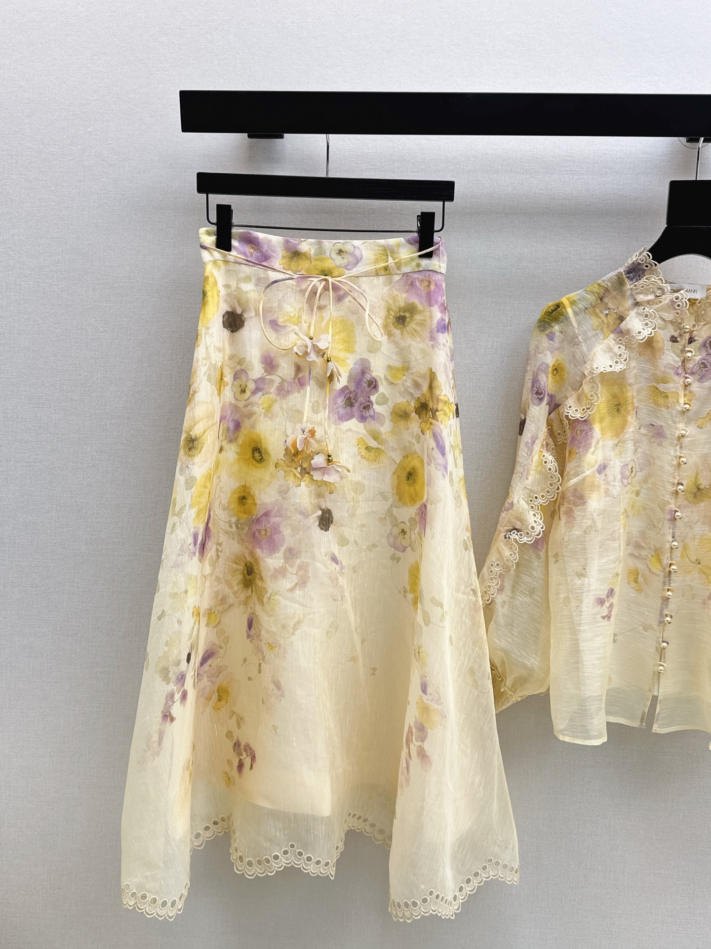 NO:564433,Exclusive first release of Zimmen-M 25Ss - the latest resort-style printed shirt + skirt in early autumn. Elegant and fresh resort-style atmosphere. Elegant pattern printing. Romantic and elegant white and rich beauty must-have items. Linen silk fabric. One color. Available in stock. smlxl,,skirts,shirts,real silk,alexander wang19860909独家首发 Zimmen-M 25Ss———早秋最新款度假风印花衬衫+半裙 淡雅清新的度假风气息 优雅图案印花浪漫优雅的白富美必备单品 亚麻真丝面料 一色分开发 现货发售smlxl,,skirts,shirts,real silk,alexander wang,Women's clothing