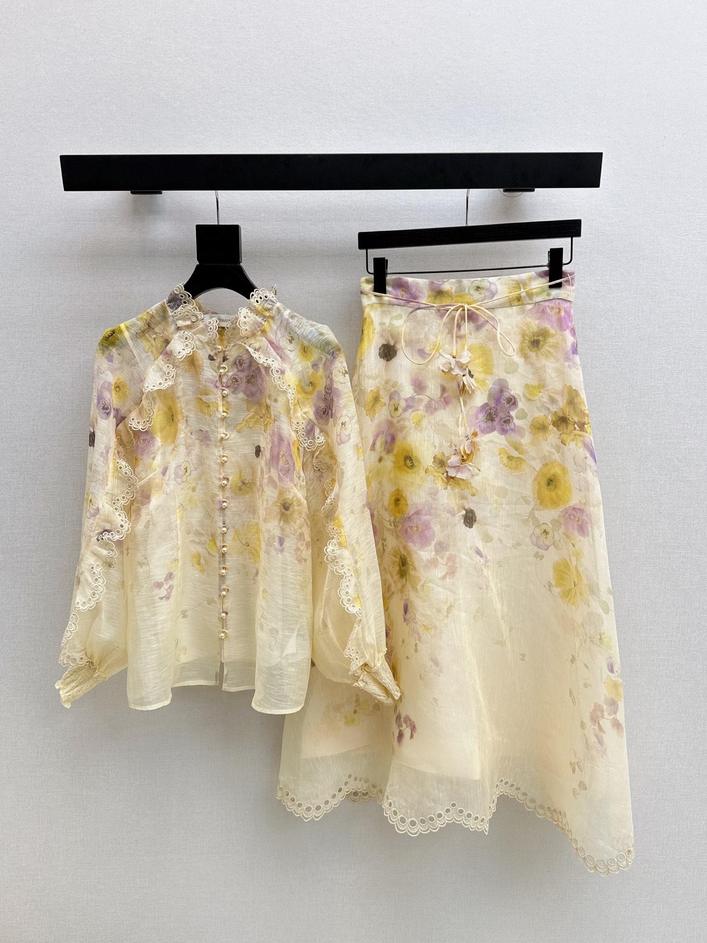 NO:564427,Exclusive first release of Zimmen-M 25Ss - the latest resort-style printed shirt + skirt in early autumn. Elegant and fresh resort-style atmosphere. Elegant pattern printing. Romantic and elegant white and rich beauty must-have items. Linen silk fabric. One color. Available in stock on smlxl,,skirts,shirts,real silk,alexander wang19860909独家首发 Zimmen-M 25Ss———早秋最新款度假风印花衬衫+半裙 淡雅清新的度假风气息 优雅图案印花浪漫优雅的白富美必备单品 亚麻真丝面料 一色分开发 现货发售smlxl 上,,skirts,shirts,real silk,alexander wang,Women's clothing