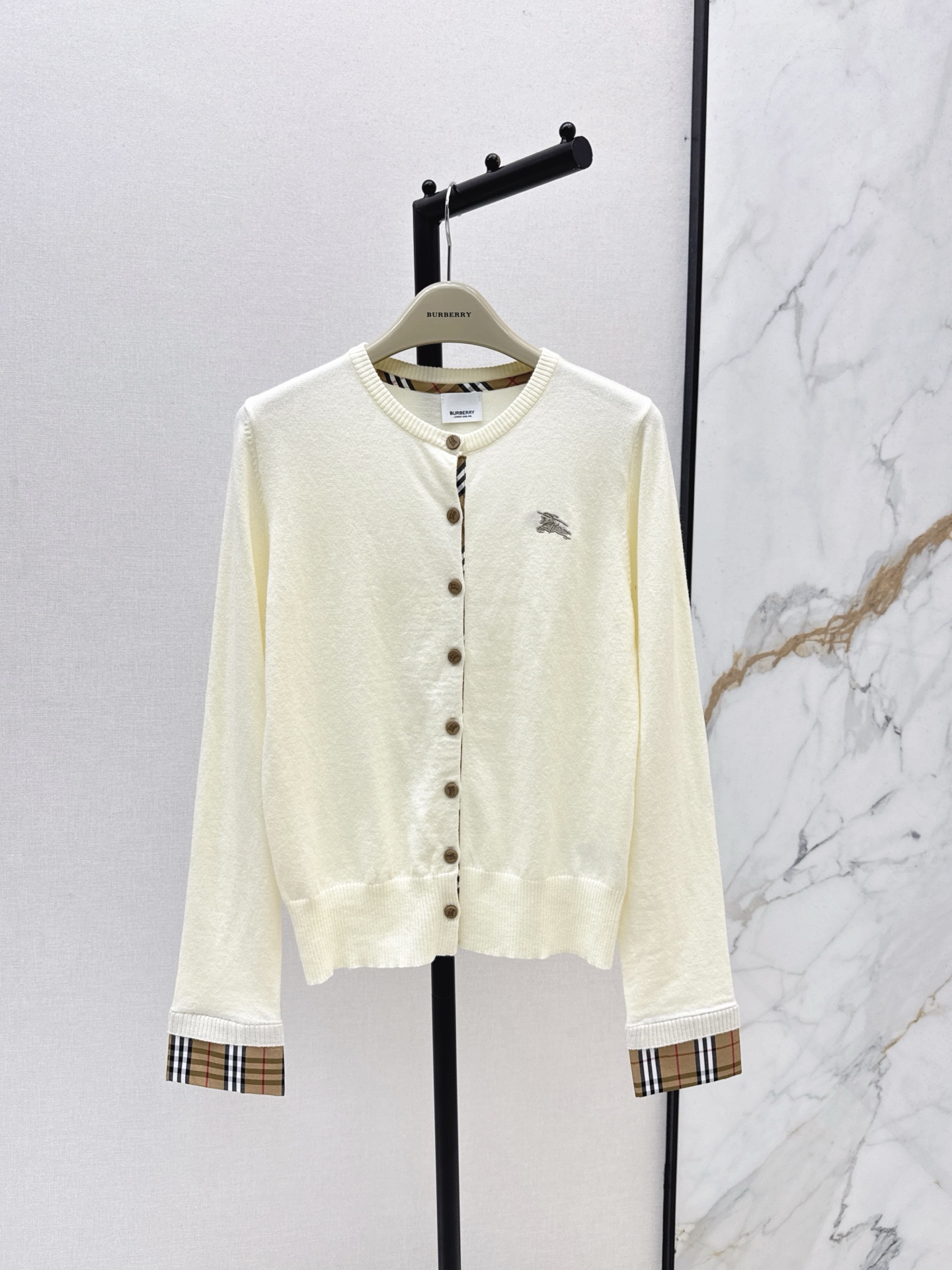 NO:564420,Exclusive model~~Bur 25Ss————The latest autumn and winter spliced ​​plaid decorated knitted cardigan with gentle retro style~~Classic small round neck, casual and versatile, you can match the basic colors casually and you can’t go wrong!  This basic style is the key point. It looks good when worn alone or layered. The plaid stitching on the access control and cuffs is beautiful and more durable. Two colors are available in stock. sml 0,, burberry, alexander wang19860909独家款～～Bur 25Ss————秋冬最新款拼接格纹装饰针织开衫温柔复古风～～经典小圆领休闲百搭 基础色随意搭配都不会出错！这种基础款版型是重点 单穿叠穿都好看 门禁及袖口拼接格纹做法美观的同时更经久耐穿 两色现货发售sml 0,,burberry,alexander wang,Women's clothing