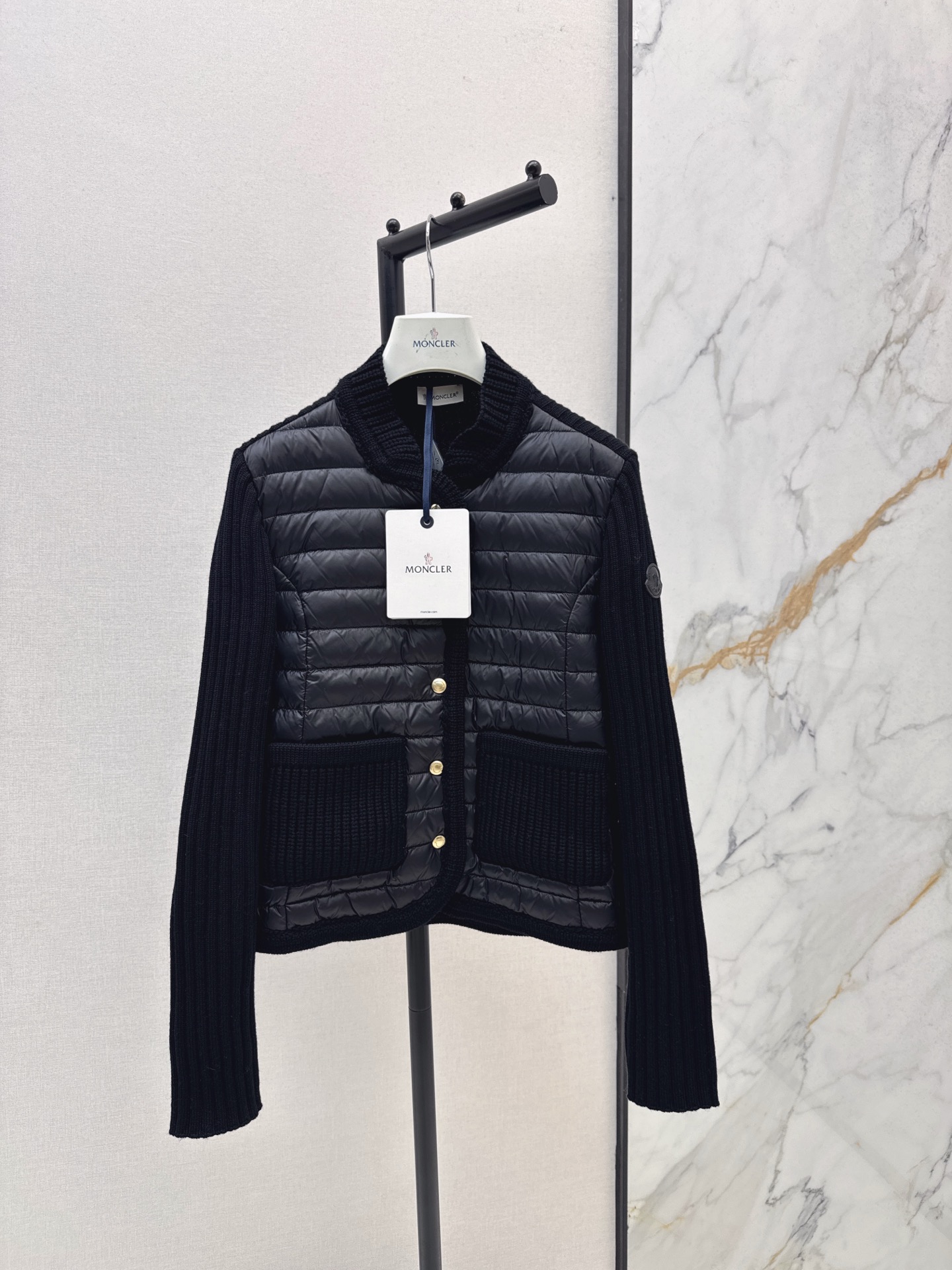 NO:564432,Comes with dust bag Mc 25Ss————The latest knitted splicing down jacket in autumn and winter, a must-have item for inner wear in winter. Horizontal quilted H-shaped version is versatile and not picky. Knitted long-sleeved splicing design is age-reducing and fashionable. Original custom-made national standard 90 white duck down filling. Imported lightweight memory silk fabric texture is breathable and lightweight. Imported machine-sewn line technology makes the upper body look younger and more handsome. Two colors are available for sale on 1/2/3,,down jacket,alexander  wang19860909配防尘袋Mc 25Ss————秋冬最新款针织拼接羽绒服冬天的内搭神器必备单品 横纹绗缝H版型百搭不挑人 针织长袖拼接设计减龄又时髦 原版定制国标90白鸭绒填充 进口轻盈记忆丝面料质感透气轻便 进口机缝制线条工艺 上身减龄帅气 两色现货发售1/2/3,,down jacket,alexander wang,Women's clothing