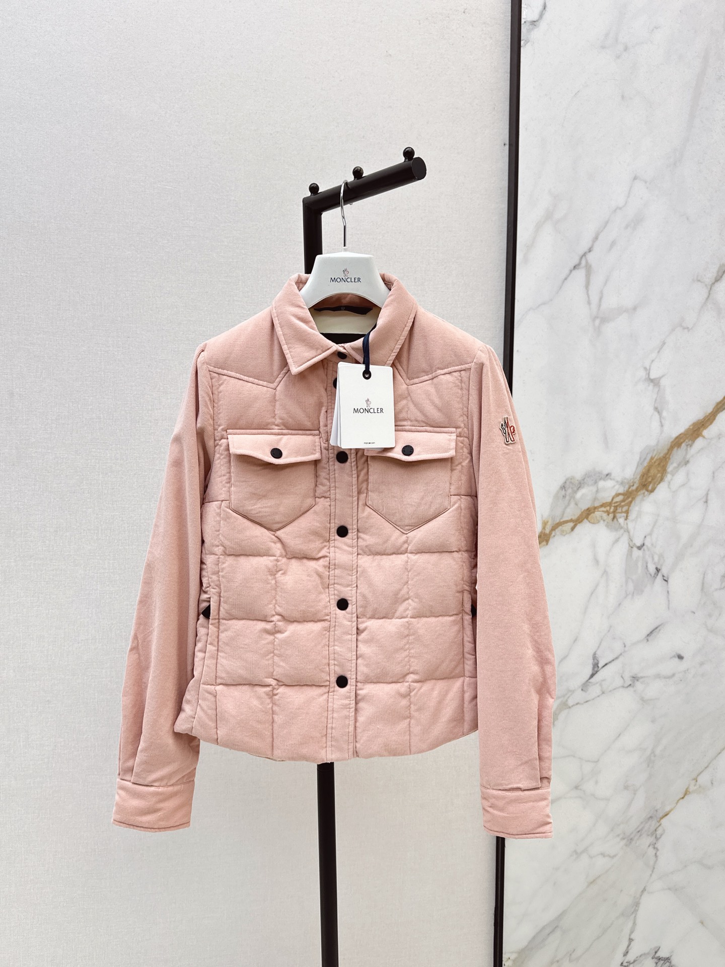 NO:564425,Comes with dust bag Mc 25Ss————The latest corduroy down shirt shirt jacket for autumn and winter is a fashionable interpretation of winter casual outerwear. This shirt jacket is designed with a soft and slim fit. It contains many shirt-style jacket style details, including classic peak collar, chest pocket and snap button front. It is made of elastic corduroy fabric and has a stretch nylon lining. Filled with 90 white goose down. It is suitable for daily age-reducing girlish style. Two colors are available for sale 0/1/2,,jackets &  coats,jackets & coats,shirts,down jacket,alexander wang19860909配防尘袋Mc 25Ss————秋冬最新款灯芯绒羽绒服衬衫式夹克是对冬季休闲外套的时尚演绎 这款衬衫式夹克采用柔美修身剪裁设计 蕴含许多衬衫式外套风格细节 包括经典尖领 胸袋和按扣前襟 采用弹力灯芯绒面料制成弹力尼龙衬里 填充90白鹅绒 日常减龄少女风穿搭 两色现货发售0/1/2,,jackets & coats,jackets & coats,shirts,down jacket,alexander wang,Women's clothing