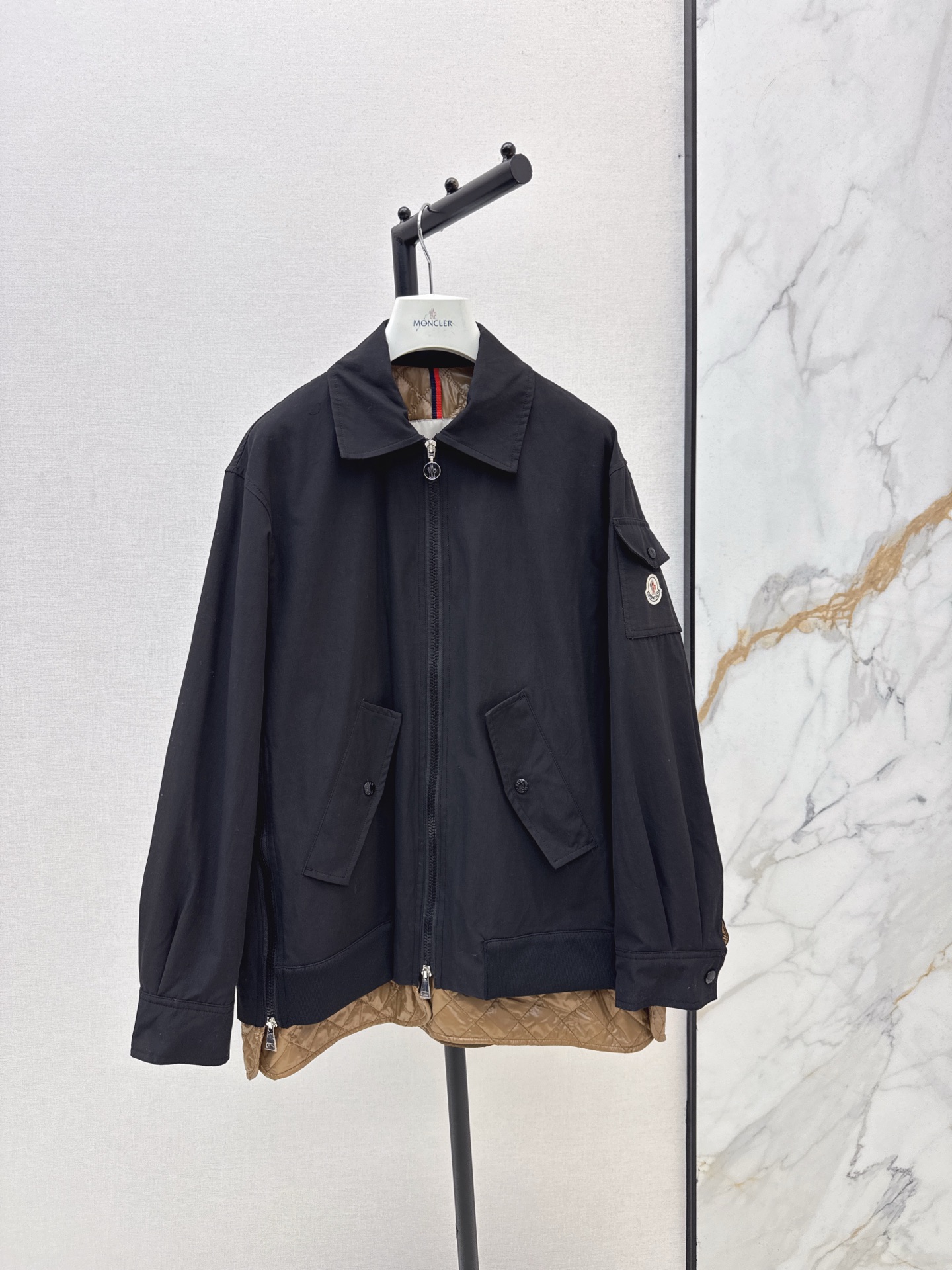 NO:564417,Mc 25Ss————The latest fake two-piece quilted windbreaker jacket for autumn and winter is full of style. The simple jacket is neat and stylish, warm and layered. The brand logo hides exquisite details. Whether worn alone or layered, you can easily create a high-end look. It allows you to have both warmth and style in the cooler season. Two colors are available for sale on 1/2/3,,jackets & coats,jackets & coats,alexander wang19860909Mc 25Ss————秋冬最新款假两件做法夹棉风衣外套尽显格调 简约夹克利落有型 保暖又具层次感 品牌徽标暗藏精致细节 无论是单穿还是叠搭 都能轻松打造出高级感满满的造型 让你在微凉时节 既拥温度又不失风度 两色现货发售1/2/3,,jackets & coats,jackets & coats,alexander wang,Women's clothing