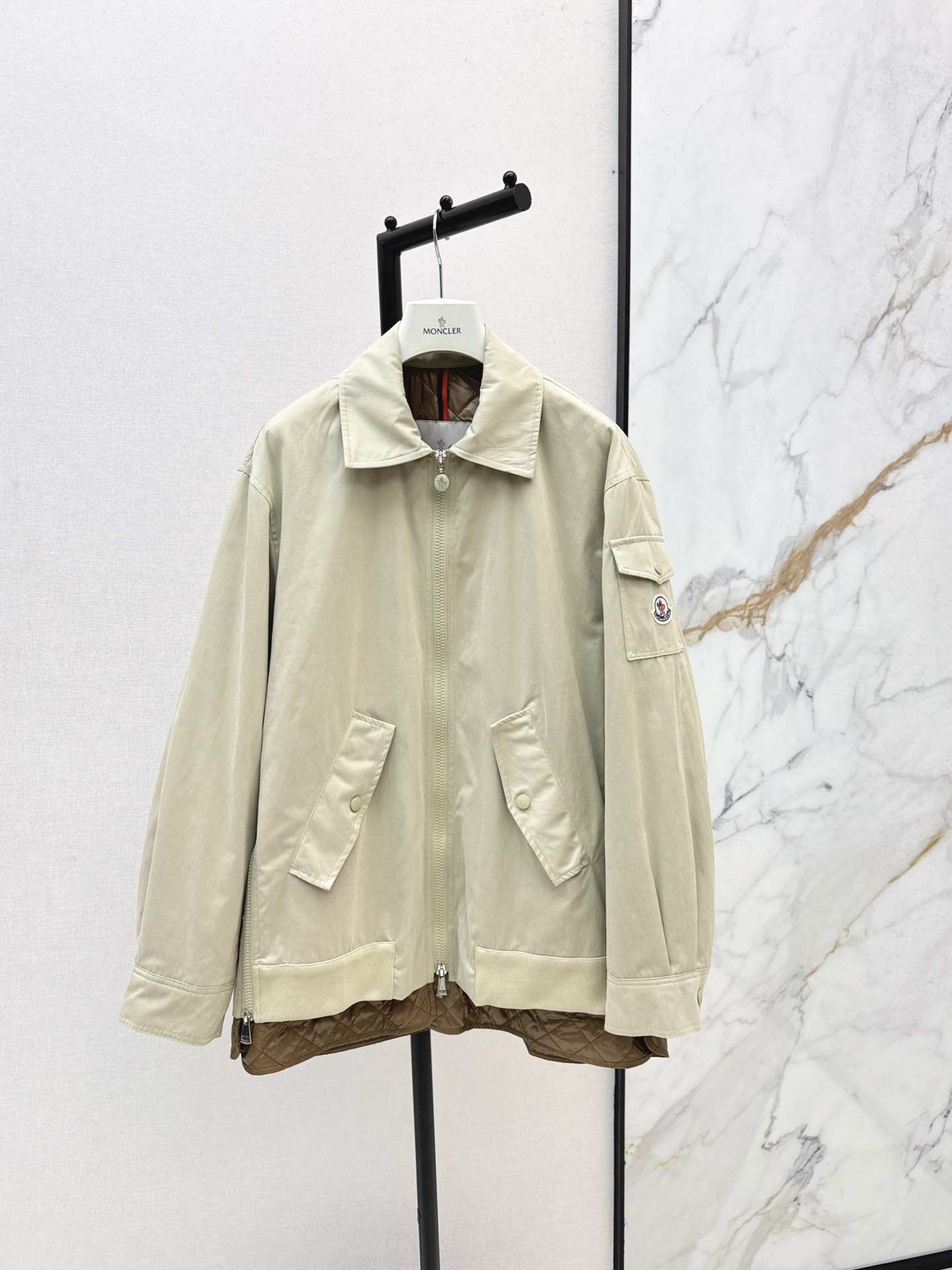 NO:564478,Mc 25Ss————The latest fake two-piece quilted windbreaker jacket for autumn and winter is full of style. The simple jacket is neat and stylish, warm and layered. The brand logo hides exquisite details. Whether worn alone or layered, you can easily create a high-end look, allowing you to have warmth without losing style in the cooler season. Two colors are on sale 1/2/3,,jackets & coats,jackets & coats,alexander wang19860909Mc 25Ss————秋冬最新款假两件做法夹棉风衣外套尽显格调 简约夹克利落有型 保暖又具层次感 品牌徽标暗藏精致细节 无论是单穿还是叠搭 都能轻松打造出高级感满满的造型 让你在微凉时节 既拥温度又不失风度 两色现货发售1/2/3,,jackets & coats,jackets & coats,alexander wang,Women's clothing