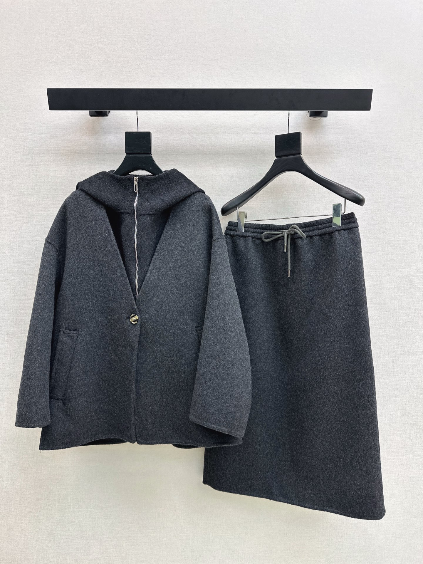 NO:564463,Exclusive model ~ Max 25Ss————The latest high-luxury minimalist style double-sided nylon suit for autumn and winter. Hooded short vest + V-neck jacket + skirt. Casual and high-end wear. Classic H loose fit. Quality control is a must. Imported Australian wool double-sided nylon fabric. Luxurious and low-key. Warm and slim. The upper body is super slim. Two colors are available for sale now. SML, skirts, jackets & coats, hats, alexander wang19860909独家款 ～Max 25Ss————秋冬最新款高奢极简风双面尼套装连帽小短款马甲+V领外套+半裙 休闲高级穿搭 经典H宽松版型 品质控必入 进口澳洲羊毛双面尼面料 奢华低调 保暖又显瘦 版型上身巨显瘦 两色现货发售sml,,skirts,jackets & coats,hats,alexander wang,Women's clothing