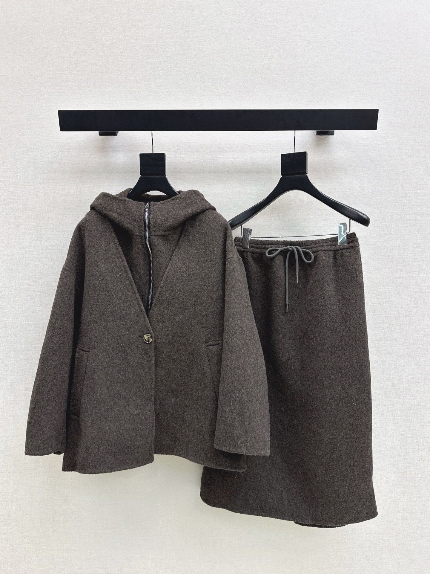 NO:564456,Exclusive model ~ Max 25Ss————The latest high-luxury minimalist style double-sided nylon suit for autumn and winter. Hooded short vest + V-neck jacket + skirt. Casual and high-end wear. Classic H loose fit. Quality control is a must. Imported Australian wool double-sided nylon fabric. Luxurious and low-key. Warm and slim. The upper body is super slim. Two colors are available for sale now. SML, skirts, jackets & coats, hats, alexander wang19860909独家款 ～Max 25Ss————秋冬最新款高奢极简风双面尼套装连帽小短款马甲+V领外套+半裙 休闲高级穿搭 经典H宽松版型 品质控必入 进口澳洲羊毛双面尼面料 奢华低调 保暖又显瘦 版型上身巨显瘦 两色现货发售sml,,skirts,jackets & coats,hats,alexander wang,Women's clothing