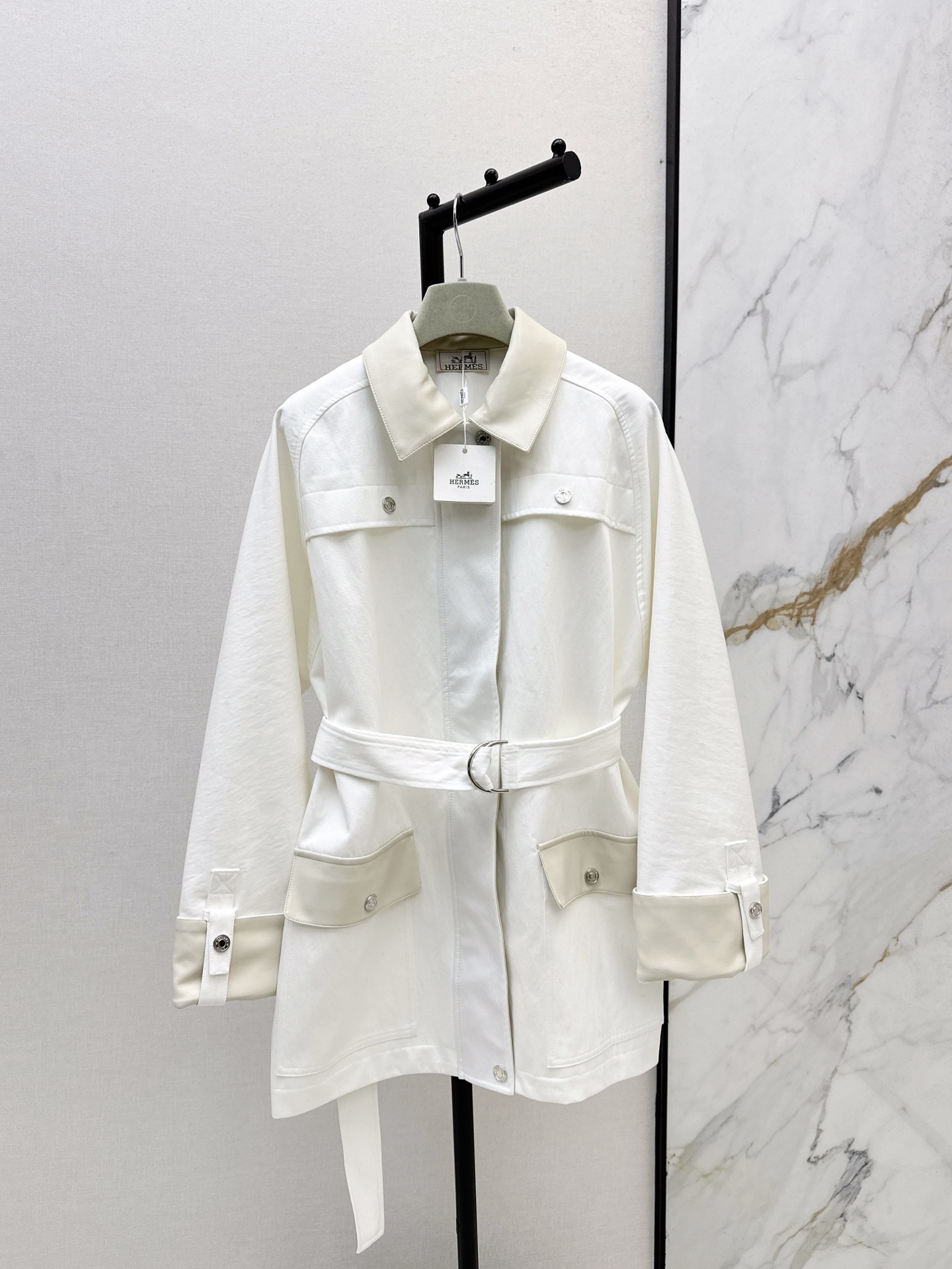 NO:564449,Recommended hot item: Her 25Ss - the latest mid-length windbreaker with leather collar and pockets in autumn and winter. Leather stitching design. Exclusively imported three-proof worsted high-density double-ply cotton fabric. Windproof, anti-fouling, light and waterproof. Very wide, delicate texture and great fall. Classic H-belt style, fashionable temperament, elegant and casual high-end, great upper body aura. One color ready for sale sml,, alexander wang19860909爆单款推荐 Her 25Ss————秋冬最新款拼皮领工装口袋中长风衣 拼皮工艺拼接设计 独家进口三防精纺高密双股的全棉面料 防风防污轻防水 挺阔质感细腻坠感超赞 经典H系腰带版型时髦气质显高挑 优雅随性的高级感 上身气场超赞 一色现货发售sml,,alexander wang,Women's clothing