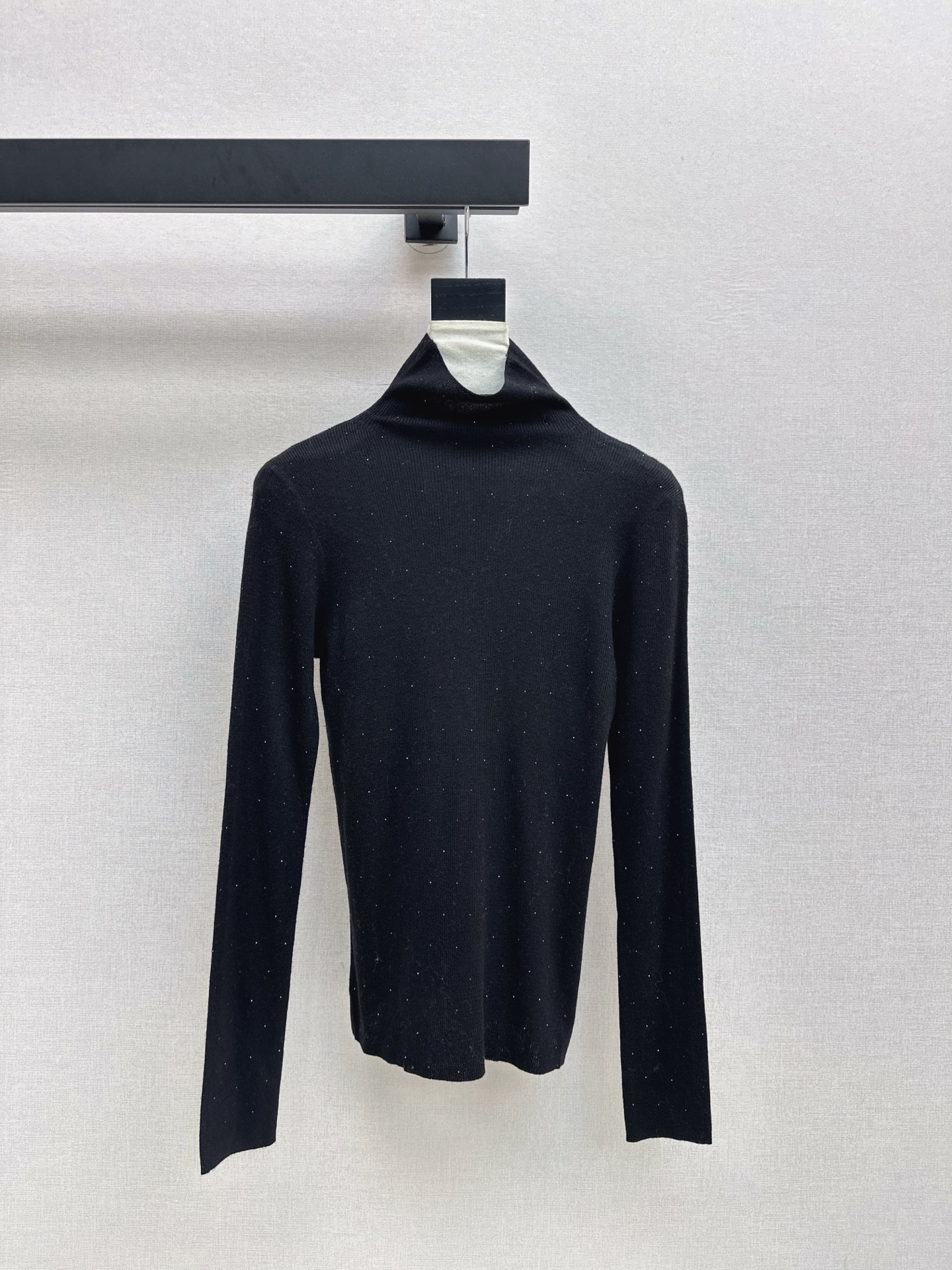 NO:564429,A must-have for everyone, Bc 25Ss————The latest Bling technology turtleneck bottoming shirt for autumn and winter. A must-have for daily use. It is easy to wear and match. It is made of wool knitted yarn. It is very soft, slim and comfortable. The Bling hot-drilling technology has bright spots but is not too eye-catching. Four colors are available now. sml,, alexander wang19860909人手必备 Bc 25Ss————秋冬最新款Bling工艺高领打底衫 日常必备款 各种好穿好搭配 采用羊毛针织纱线面料 十分软糯贴身舒适 Bling烫钻工艺有亮点又不过分吸睛 四色现货发售sml,,alexander wang,Women's clothing