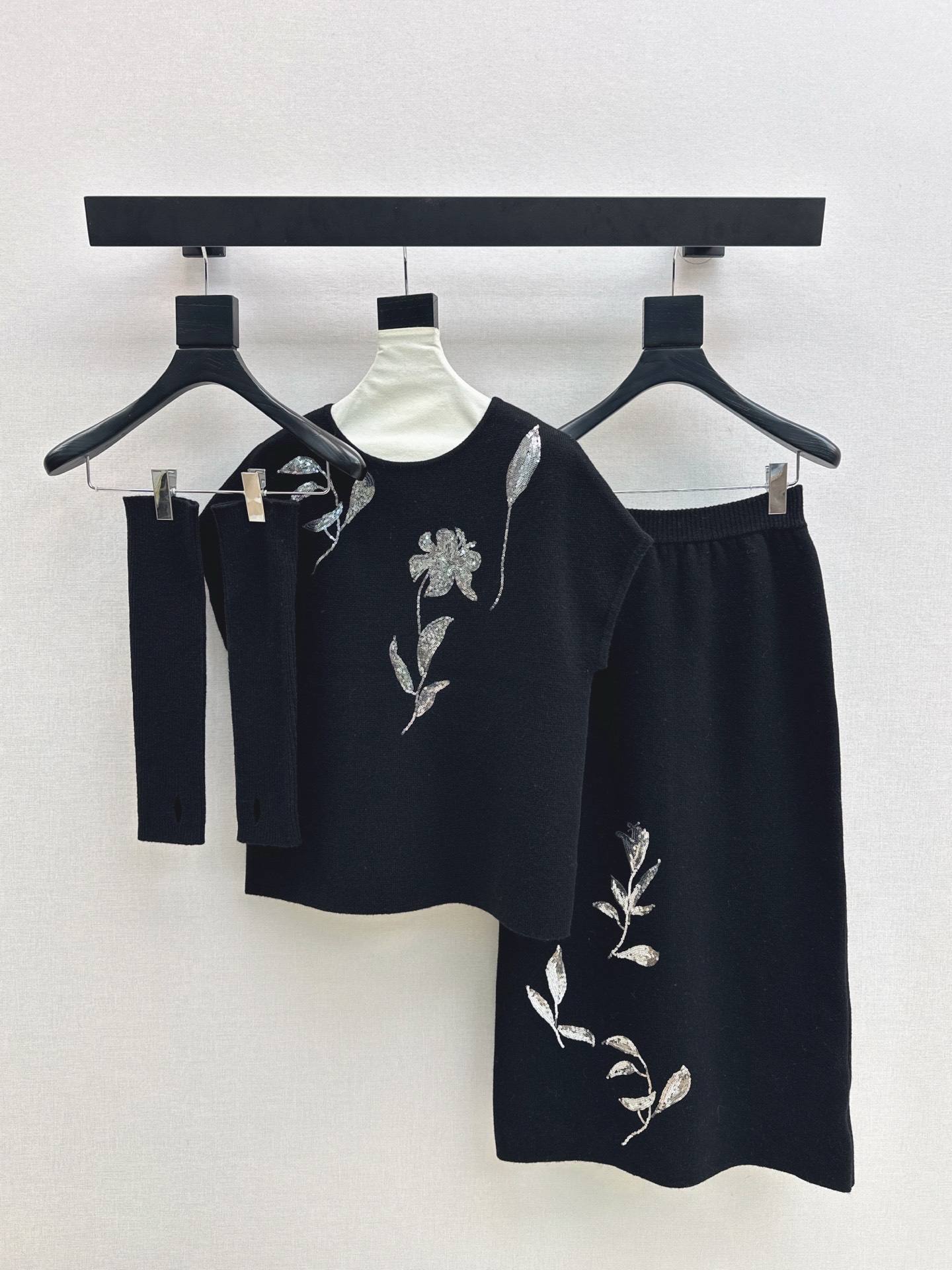 NO:564387,Exclusive style, fashionable design 25Ss - the latest new Chinese style knitted suit for early autumn. Three-dimensional flower embroidered sequins decorated off-shoulder top + elastic waist skirt. Exquisite beauty. The overall feeling is simple and elegant. When paired together, it will give you a gentle, beautiful and moving feeling. The color and pattern are impeccable. A must-have for lazy people. It will look good no matter how you wear it. The texture of the fabric is excellent. It is made of customized wool fabric. The details are in place. One set is sold.  Two colors ready for sale sml,,skirts,alexander wang19860909独家款 时髦设计 25Ss———早秋最新款新国风针织套装 立体花朵刺绣亮片装饰落肩上衣+松紧腰半裙 精致美感 整体给人感觉特别的简约大气 一套搭配起来给你人一种温柔美丽动人的感觉 颜色跟版型都无可挑剔 懒人必备一套怎么搭都好看 面料质感一绝 采用的是定制羊毛面料 细节很到位 一套出 两色现货发售sml,,skirts,alexander wang,Women's clothing