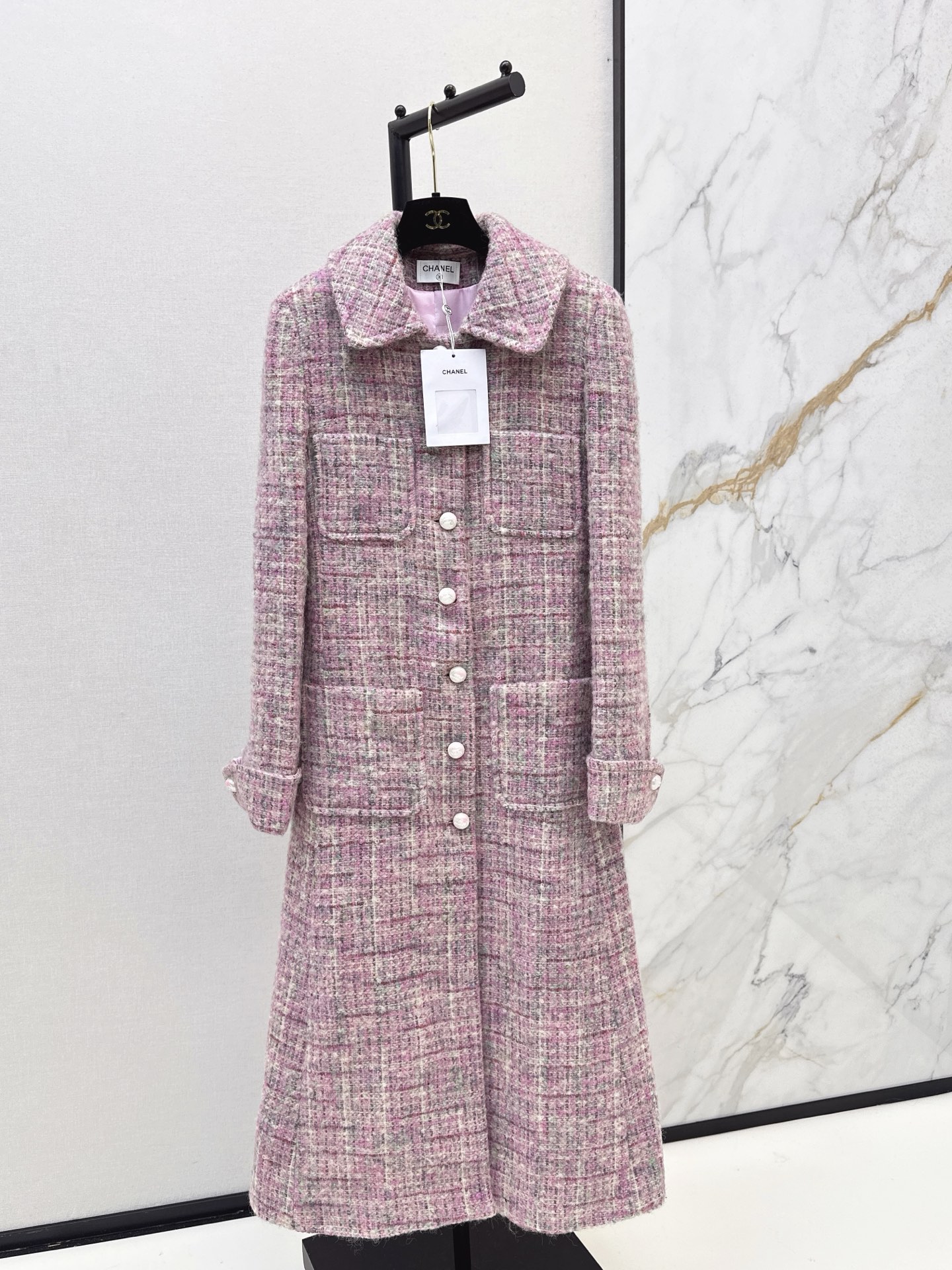 NO:564352,The same style as the catwalk, C Home 25Ss————The latest heavy-duty plaid tweed lapel dress coat in autumn and winter is made of custom-made imported slub wool material. The texture is obvious and high-quality. The tweed fabric creates a model of small fragrance. Doll lapel + Oversize long H version is more inclusive. The overall pink, white and black lines are intertwined with luxurious elements. With four symmetrical pockets, the inner lining echoes the all-over printed dark pattern jacquard, showing the style of a high-end celebrity. The first choice for autumn and winter wear.  One color ready for sale sml,,versace,chanel,alexander wang19860909走秀同款 C家 25Ss————秋冬最新重磅款格纹粗花呢翻领洋装大衣定制进口粗纺羊毛呢材质 肌理明显质感上乘 粗花毛呢面料塑造小香风典范 娃娃翻领+Oversize长款H版型 包容性更强 整体粉白黑线交织元素奢华 配合四个对称口袋 内衬呼应满印暗纹提花 尽显高级名媛风格 秋冬穿搭首选 一色现货发售sml,,versace,chanel,alexander wang,Women's clothing