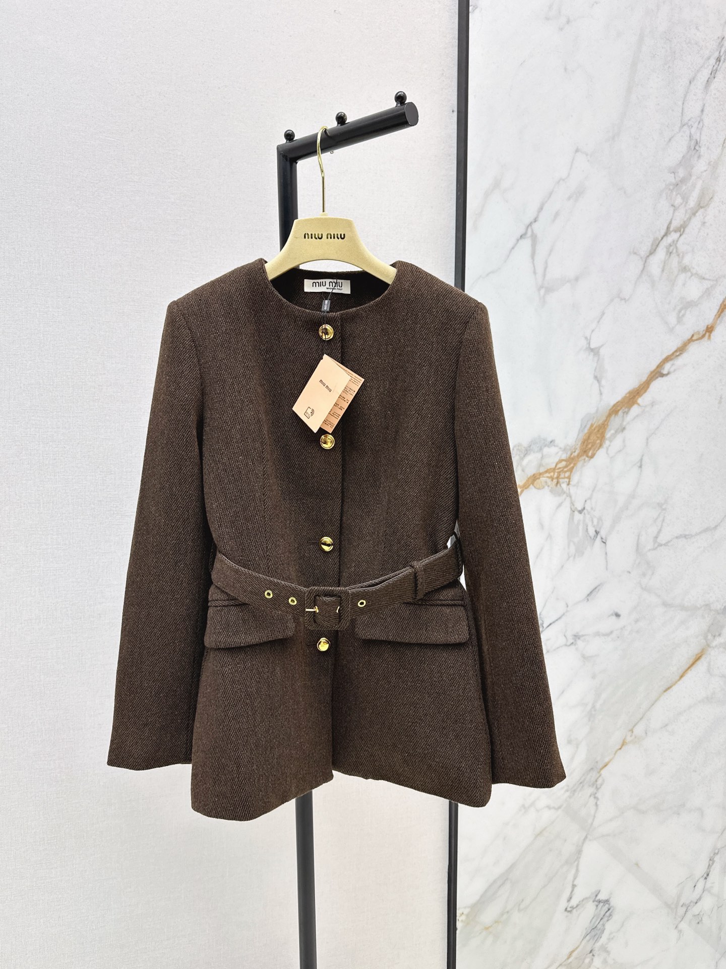 NO:564409,Exclusive model ~ Miu 25Ss————The latest mid-century design wool twill round neck jacket in autumn and winter. It is the kind of jacket with a strong sense of atmosphere. The whole version is also retro and temperamental. The round neck design makes the upper body quite small and makes the whole person gentle. It is paired with a belt to tighten the waist to show the figure. The wool blend material is of high quality. One color ready for sale sml,, miumiu, jackets & coats, alexander wang19860909独家款～ Miu 25Ss————秋冬最新款中古设计感羊毛斜纹圆领外套 是那种氛围感很强的外套 整个版型也是复古有气质的 圆领设计上身蛮显脸小的 又显的整个人温柔起来 搭配了腰带 收腰显身材 羊毛混纺材质质感上乘 一色现货发售sml,,miumiu,jackets & coats,alexander wang,Women's clothing