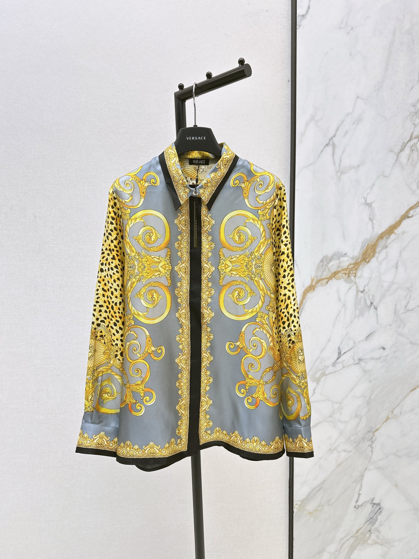 NO:565589,Ver 25Ss————The latest baroque positioning printed silk shirt in autumn and winter, cheetah print, golden brown color, 100% silk twill, Medusa metal buckle is super beautiful, original positioning printing pattern, classic version is not picky, retro fashionable and high-end single product, the upper body is super slim, Bai Fumei must-have artifact, one color ready for sale smlxl, shirts, real silk, alexander wang19860909Ver 25Ss————秋冬最新款巴洛克定位印花真丝衬衫猎豹印花金棕色系 百分百真丝斜纹绸 美杜莎金属扣超美 原版定位印花图案 经典版型不挑人 复古时髦又高级的单品 上身超显瘦 白富美必入神器 一色现货发售smlxl,,shirts,real silk,alexander wang,Women's clothing