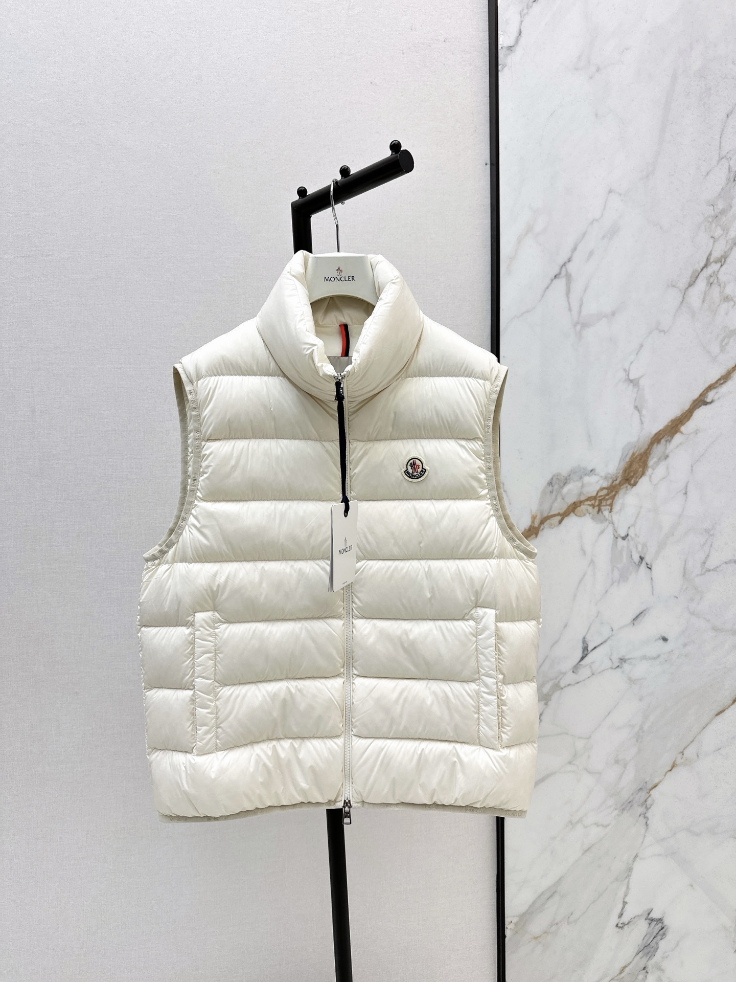 NO:565583,Equipped with a dust bag, the autumn and winter layering tool Mc 25Ss - the latest stand-collar down vest for autumn and winter. The simple version is suitable for various styles. It is light and warm and not bulky. It is youthful and energetic when paired with a sweater. It is an indispensable and versatile item in the wardrobe, making you warm and fashionable in autumn and winter. 1/2/3/4/5,,hoodie,sweatshirts,down jacket,alexander wang19860909配防尘袋秋冬叠穿神器 Mc 25Ss———秋冬最新款立领羽绒马甲 简约版型适配各种风格 轻盈保暖不臃肿 搭卫衣青春活力 配大衣层次感拉满 是衣橱里不可或缺的百搭单品 让你在秋冬的穿搭中既温暖又时髦 1/2/3/4/5,,hoodie,sweatshirts,down jacket,alexander wang,Women's clothing