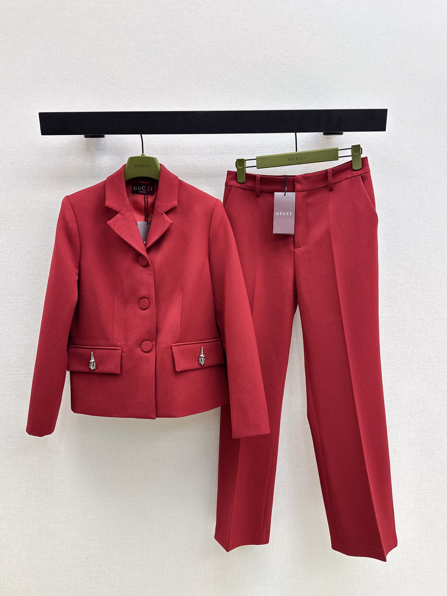 NO:565565,Catwalk model Gu 25Ss - the latest burgundy suit for autumn and winter. Blazer with metal buckle decoration + straight pants. An elegant statement in the workplace. It is also an eye-catching tool for banquets. Sharp tailoring outlines a sophisticated aura. Exquisite hardware embellishes the light luxury texture. Wear it to travel calmly to various occasions. Each step brings out unique confidence and charm. One color is separately developed. Ready for sale smlxl suit,,jackets & coats,business suit,alexander wang19860909走秀款 Gu 25Ss———秋冬最新款酒红色西装套装 金属扣装饰西装外套+直筒裤 职场的优雅宣言 亦是宴会的吸睛利器 利落剪裁勾勒干练气场 精致五金点缀轻奢质感 穿上它 从容穿梭于各种场合 每一步都走出独属的自信与魅力 一色分开发 现货发售smlxl 西,,jackets & coats,business suit,alexander wang,Women's clothing