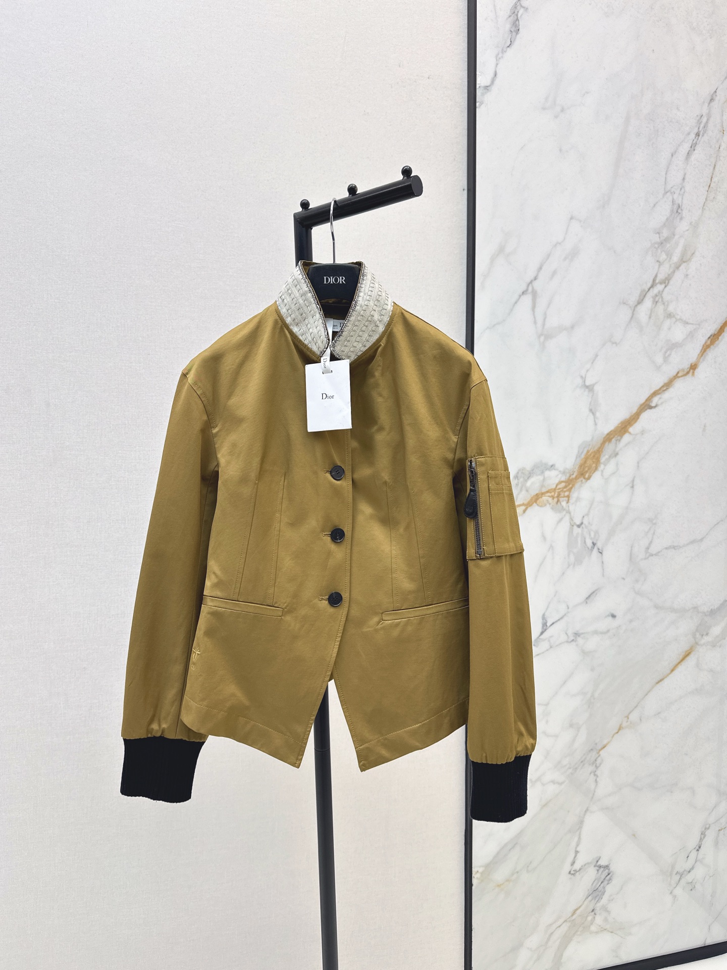 NO:565605,CD 25Ss————The latest stand-up collar short jacket in autumn and winter is the texture of autumn and winter wear. The stand-up collar contrasting knitting adds layering. The black edges of the cuffs are neatly designed. The details of the arm pockets hide ingenuity. The simple version is exquisite. It is cool in daily wear with skirts. It is smart when worn with trousers. It unlocks multiple styles in one piece and can be easily worn without deliberately fashionable. Two colors are available for sale smlxl,,skirts,jackets &  coats,jackets & coats,alexander wang19860909CD 25Ss————秋冬最新款立领短款夹克外套是秋冬穿搭的质感担当 立领撞色针织增添层次 袖口黑边设计利落别致 臂袋细节暗藏巧思 简约版型却处处是精致 日常搭裙装飒爽 配裤装干练 一件解锁多种风格 轻松穿出不刻意的时髦感 两色现货发售smlxl,,skirts,jackets & coats,jackets & coats,alexander wang,Women's clothing