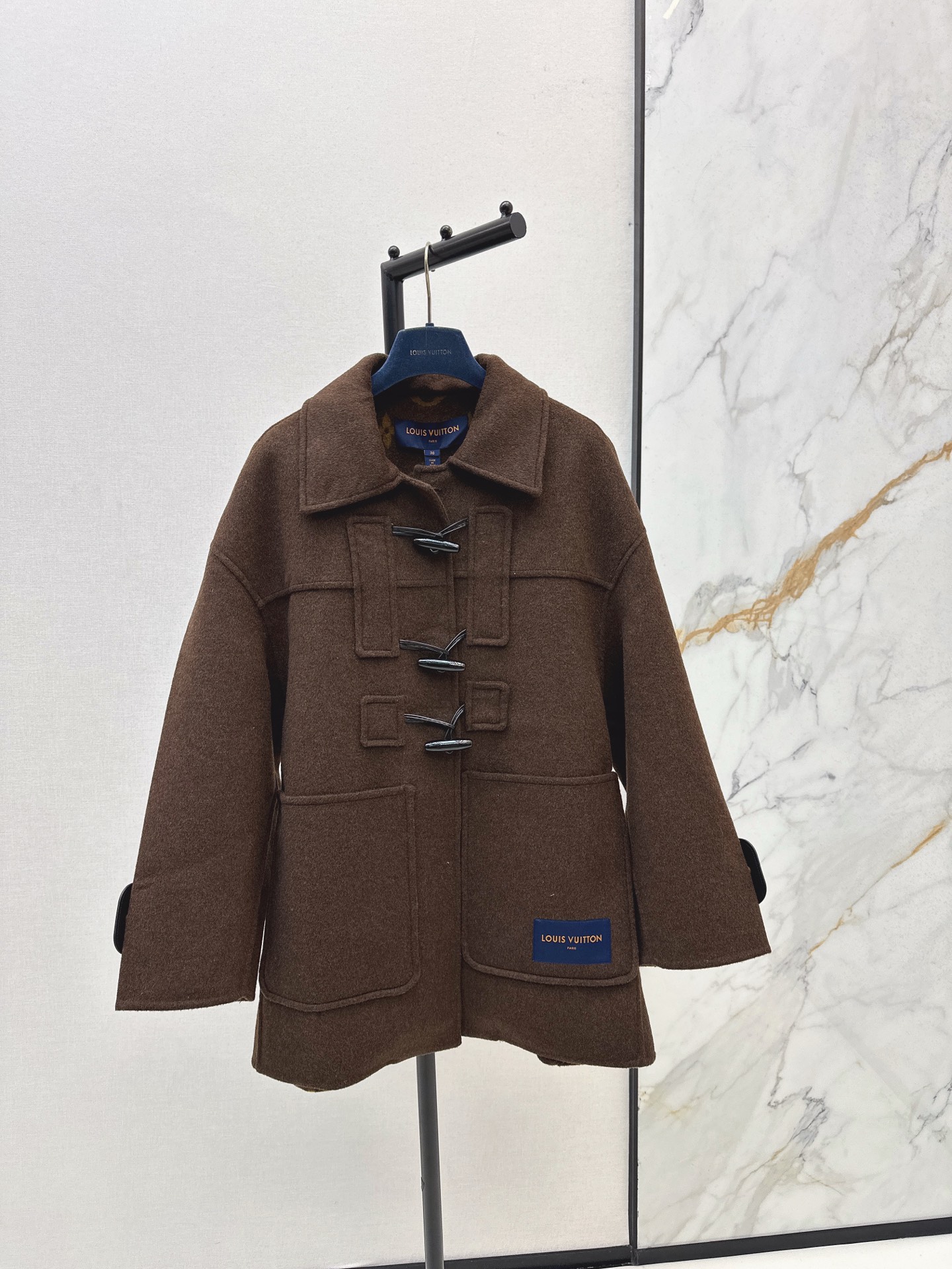 NO:565575,Comes with dust bag L Home 25Ss——————The latest fall and winter collegiate double-sided denim coat with horn buttons, custom-made imported cashmere wool fabric, crisp texture and full appearance. The lapel mid-length coat is cut with binding lines to create a three-dimensional effect. The horn button decoration on the front is matched with the collegiate milk tea color and dark brown. The upper body is full of quiet literary and artistic temperament. The regular version is versatile but not outdated, all showing high-end taste. Pair it with skirts and boots for daily use, which is fashionable.  Excellent aura for daily commuting. Three colors available for sale now: sml, Louis Vuitton, boots, skirts, jackets & coats, alexander wang19860909配防尘袋L家 25Ss—————秋冬最新款羊角扣学院双面尼大衣定制进口羊绒羊毛面料 质感挺括 品相十足 翻领中长款大衣外套剪裁 捆边线条打造立体感 前襟羊角扣装饰 搭配学院气息十足的奶茶色和深棕色 上身满满恬静文艺气质 常规版型百搭而不过时 无一不彰显高级品味 日常搭配半裙长靴洋气时髦 通勤日常都超显气场 三色现货发售sml,,louis vuitton,boots,skirts,jackets & coats,alexander wang,Women's clothing