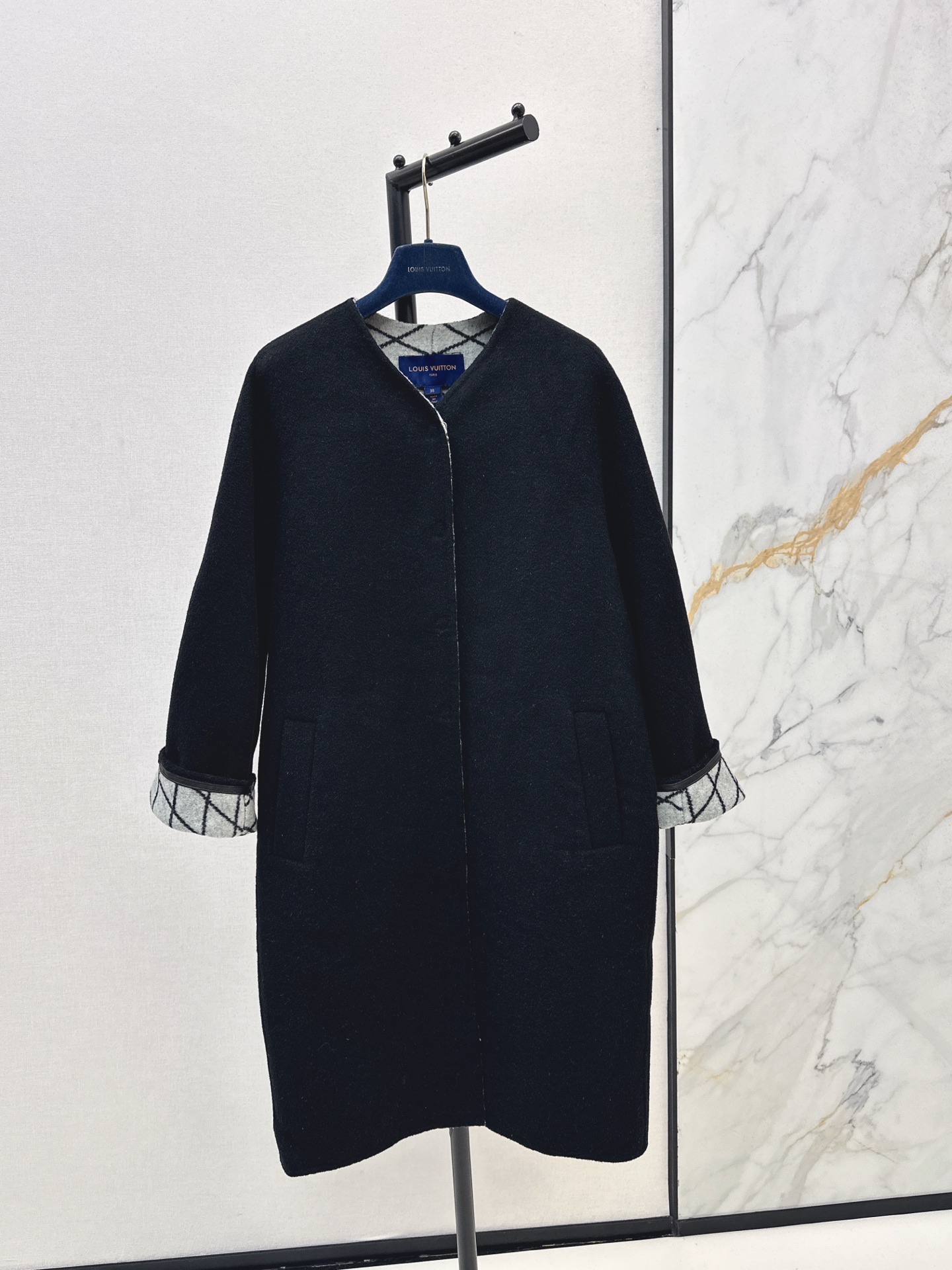 NO:565551,Comes with dust bag L Home 25Ss - the latest high-end versatile black double-sided nylon single-breasted coat for autumn and winter. Rich double-sided silk and wool blended Monogram jacquard lining. Purely handmade craftsmanship. Three-dimensional tailoring. Perfect version. Luxurious and elegant. Handsome and casual. One color ready for sale. sml,, louis vuitton, alexander wang19860909配防尘袋L家 25Ss———秋冬最新款高级感百搭黑双面尼单排扣大衣丰盈双面丝毛混纺Monogram 提花内里 纯手工制作工艺 立体剪裁完美版型奢华大气 帅气随性 一色现货发售sml,,louis vuitton,alexander wang,Women's clothing