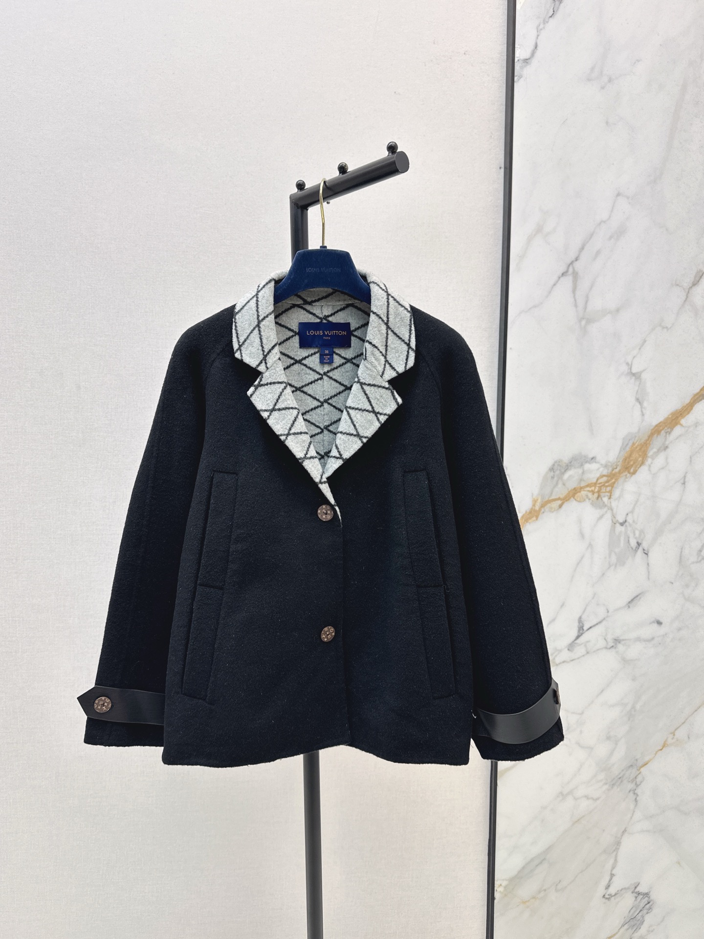 NO:565602,Comes with dust bag L Home 25Ss - the latest high-end versatile black double-sided nylon single-breasted short coat for autumn and winter. Rich double-sided silk and wool blended Monogram jacquard lining. Purely handmade craftsmanship. Three-dimensional tailoring. Perfect version. Luxurious and elegant. Handsome and casual. One color ready for sale sml, louis vuitton, alexander wang19860909配防尘袋L家 25Ss———秋冬最新款高级感百搭黑双面尼单排扣短款大衣丰盈双面丝毛混纺Monogram 提花内里 纯手工制作工艺 立体剪裁完美版型奢华大气 帅气随性 一色现货发售sml,,louis vuitton,alexander wang,Women's clothing