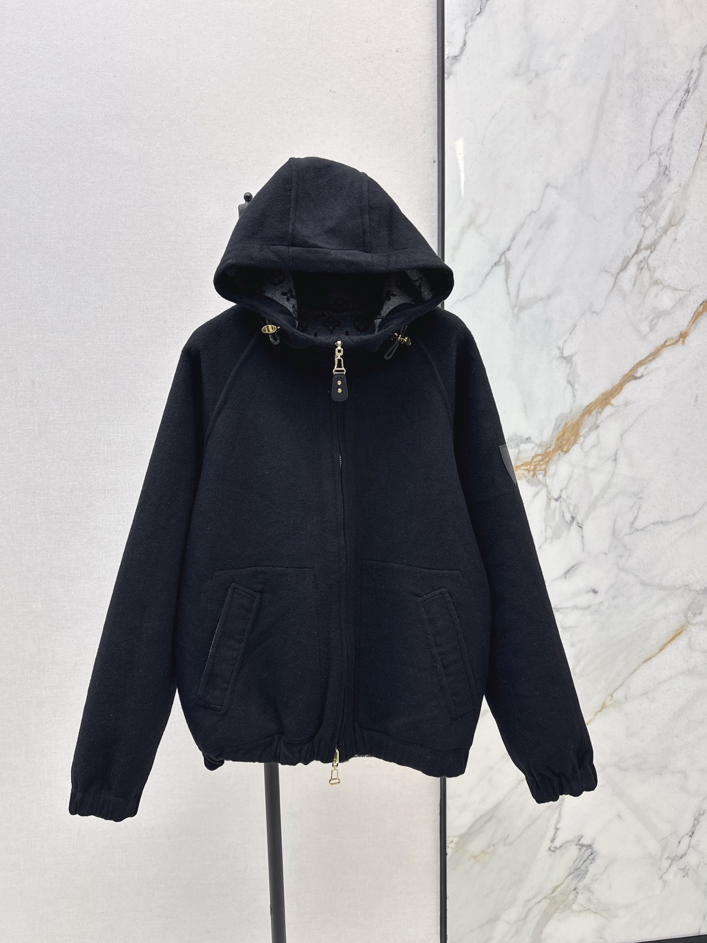 NO:565597,Comes with a dust bag and can be worn on both sides. Ljia 25Ss - the latest presbyopic hooded coat in autumn and winter. It's the season to start buying new coats. The coat fabric is so soft and skin-friendly. 99 wool 1 mulberry silk. New double-sided jacquard coat coat original custom-woven fabric. Customized hardware + inner presbyopic color is gentle and high-end. You must buy it. Very fashionable and lazy yet gentle!  Presbyopia autumn and winter jersey ~ two colors ready for sale sml,, louis vuitton, jackets & coats, hats, alexander wang19860909配防尘袋双面可穿 L家 25Ss————秋冬最新款老花连帽大衣外套 又到了开始上新款大衣的季节 大衣面料好软糯亲肤 99羊毛1桑蚕丝 新款双面呢提花大衣外套原版定织面料 定制五金配件+内里老花颜色温柔又高级 一定要入 很时髦的慵懒又不失温柔！老花秋冬战袍～两色现货发售sml,,louis vuitton,jackets & coats,hats,alexander wang,Women's clothing