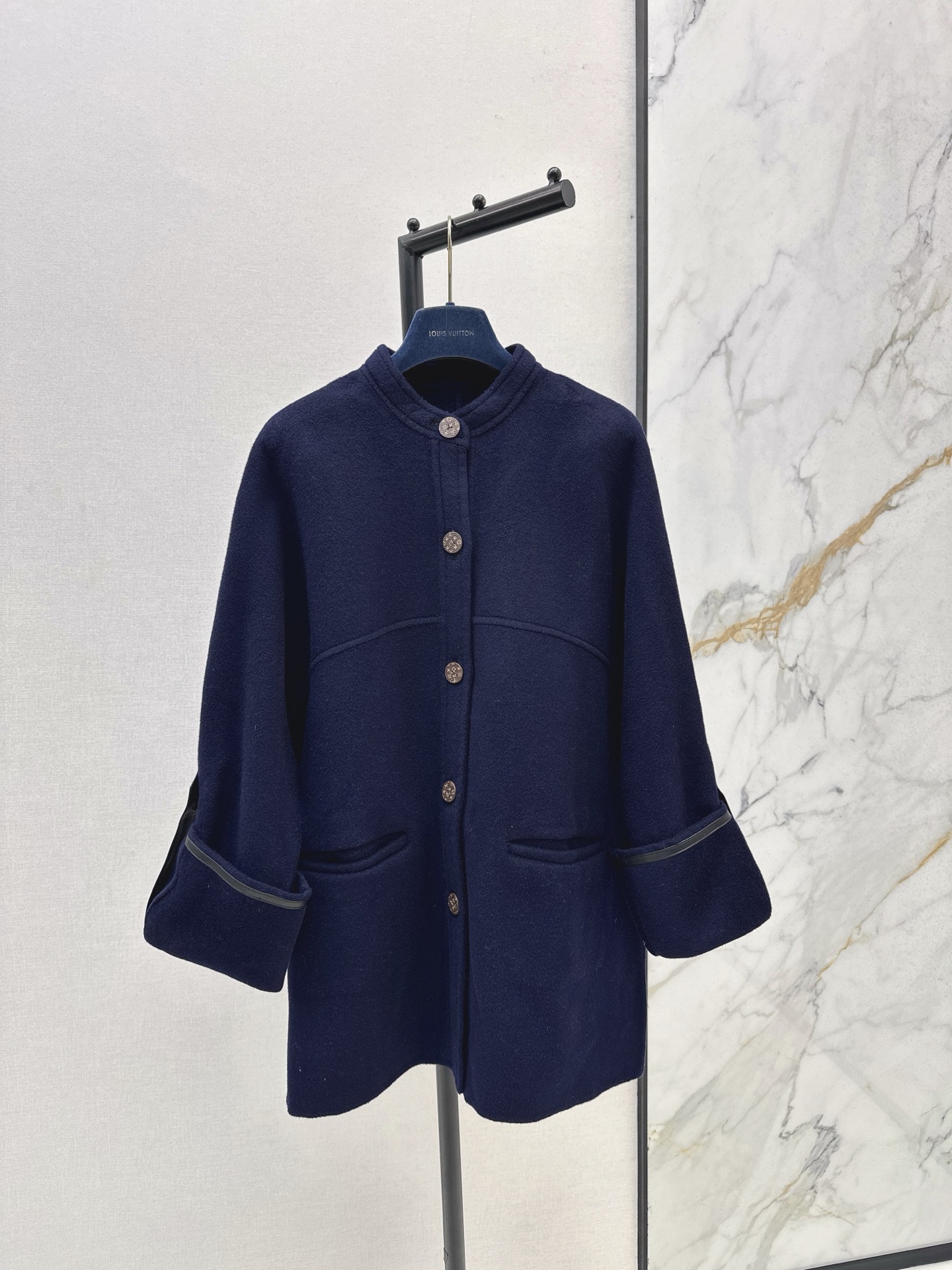 NO:565579,Comes with dust bag Ljia 25Ss - the latest high-end navy blue double-sided denim single-breasted coat in autumn and winter. Wool double-sided denim fabric. Purely handmade. Three-dimensional tailoring. Perfect version. Luxurious and elegant. Handsome and casual. One color ready for sale. SML, Louis Vuitton, Alexander Wang19860909配防尘袋L家 25Ss———秋冬最新款高级感藏青色双面尼单排扣大衣羊毛双面尼面料 纯手工制作工艺 立体剪裁完美版型奢华大气 帅气随性 一色现货发售sml,,louis vuitton,alexander wang,Women's clothing