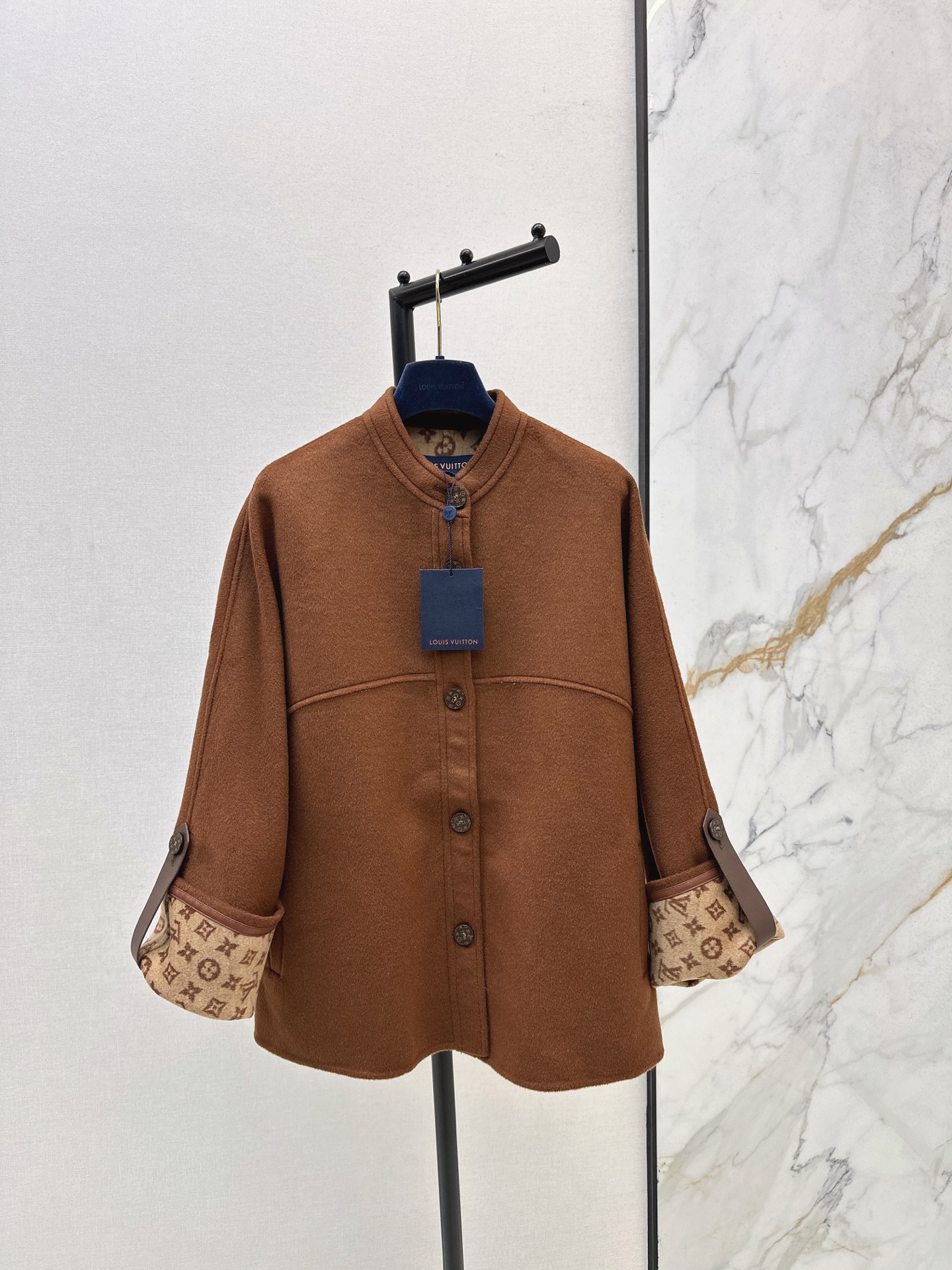 NO:565573,Comes with dust bag L Home 25Ss - the latest high-end style for autumn and winter with rolled sleeves, double-sided nylon single-breasted coat, rich double-sided silk wool blended Monogram jacquard lining, purely handmade craftsmanship, three-dimensional tailoring, perfect version, luxurious and elegant, handsome and casual, one color ready for sale sml,, louis vuitton, alexander wang19860909配防尘袋L家 25Ss———秋冬最新款高级感卷边袖双面尼单排扣大衣丰盈双面丝毛混纺Monogram 提花内里 纯手工制作工艺 立体剪裁完美版型奢华大气 帅气随性 一色现货发售sml,,louis vuitton,alexander wang,Women's clothing