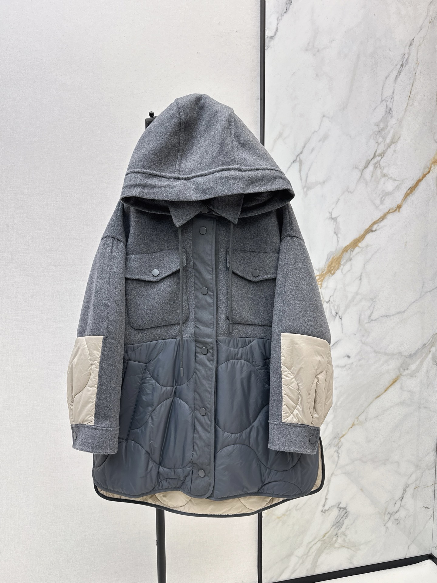 NO:565549,480L 25Ss————The latest woolen blended splicing mid-length jacket for autumn and winter. Lightweight and warm, not bulky. Woolen blended splicing quilted quilting and padding design. Loose and volumetric tailoring. Suitable for various body shapes. Available in one color. sml,,loro piana,jackets & coats,alexander wang19860909480L 25Ss———秋冬最新款羊毛呢混纺拼接中长款外套 轻盈保暖不臃肿 羊毛呢混纺拼接夹棉绗缝和填充设计 宽松量感剪裁 适配多种身形 一色现货发售sml,,loro piana,jackets & coats,alexander wang,Women's clothing