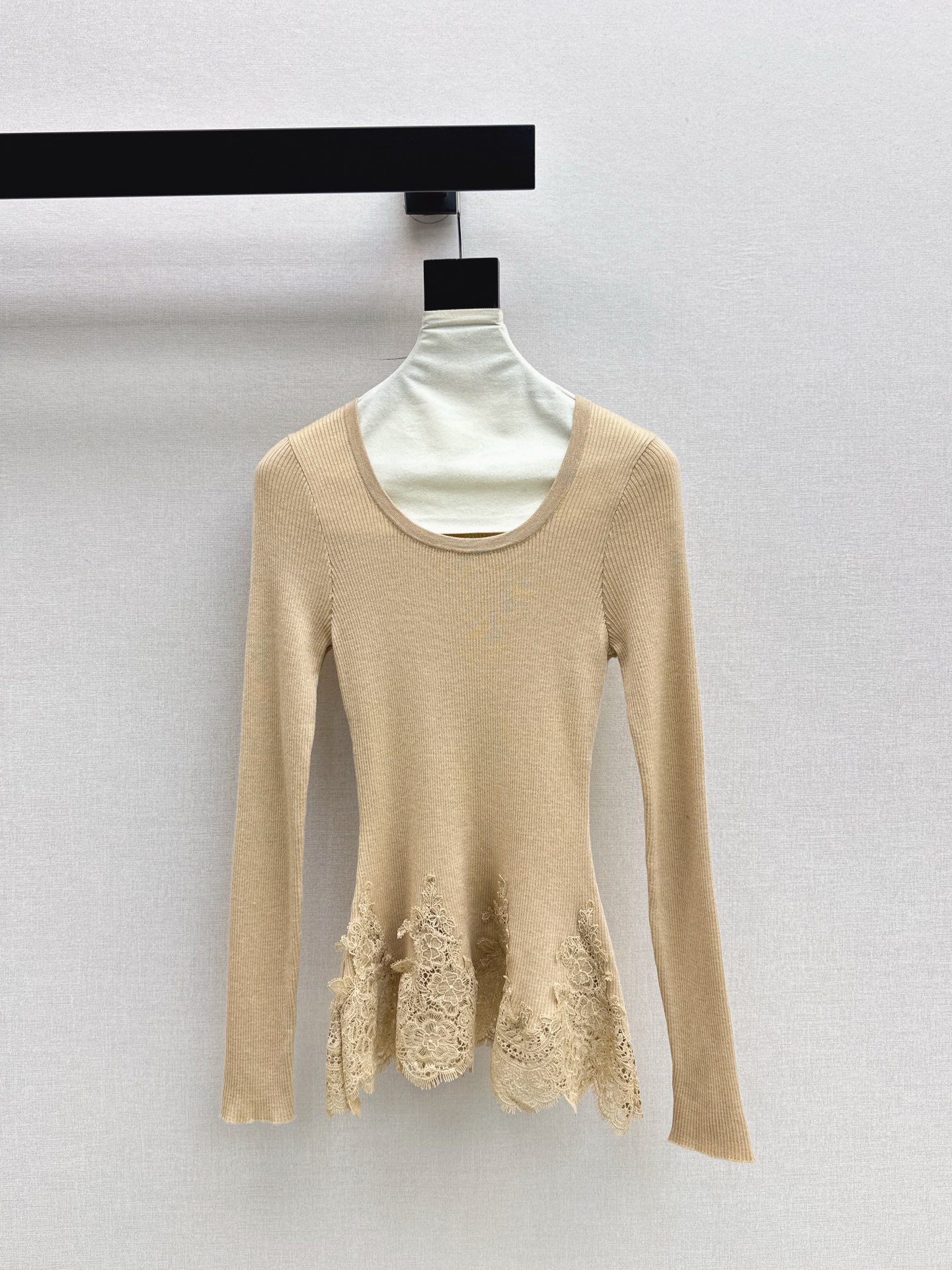 NO:565539,Recommended hot item Es 25Ss————The latest lace U-neck bottoming shirt in early autumn is made of 100% high-quality wool fabric. Exquisite splicing of lace makes the skin transparent. The upper body is cut with wool pits. Three-dimensional floral lace splicing design. Flexible appearance when walking. Four colors available for sale sml,,alexander wang19860909爆单款推荐 Es 25Ss————早秋最新款蕾丝U领打底衫百分百优质羊毛面料 精致拼接蕾丝花边若隐若现的透肤 上半身羊毛坑条剪裁 立体花卉蕾丝拼接设计 行走间灵动生姿 四色现货发售sml,,alexander wang,Women's clothing