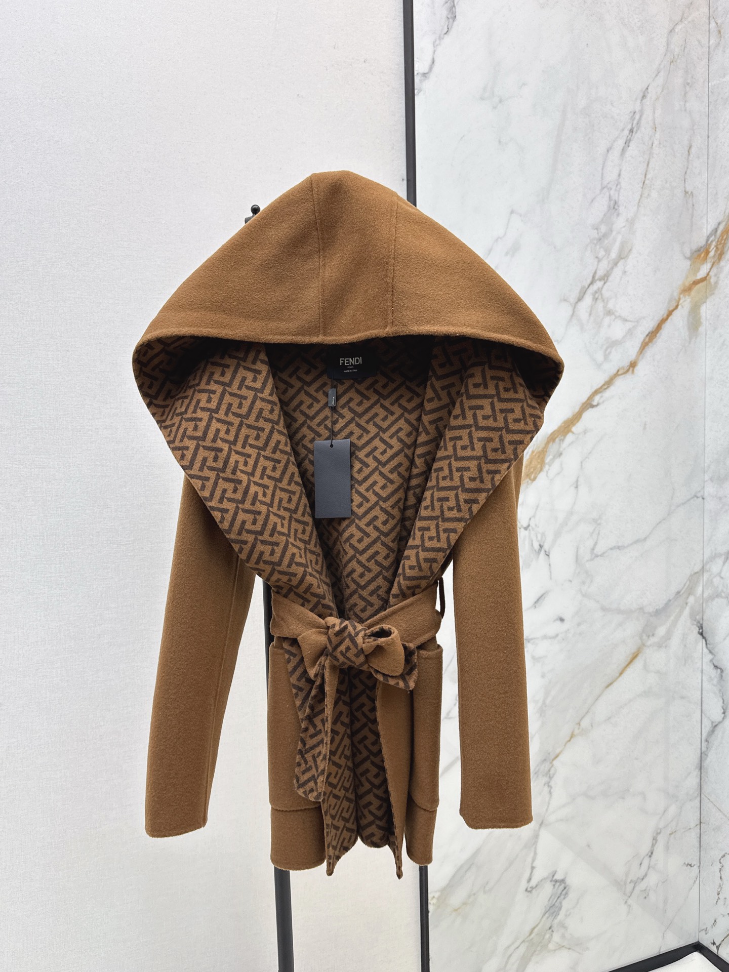 NO:565534,Equipped with dust bag, exclusive first release FD 25Ss - the latest autumn and winter double F large hooded lace-up short double pocket wool coat. Classic wrap-style hooded mid-length version. Jacquard two-color imported wool double-sided nylon fabric. Purely handmade. The silhouette is dropped shoulders. Fashionable and high-end. The upper body has a French style of lazy street style. Three colors are available for sale sml, hats, alexander wang19860909配防尘袋独家首发 FD 25Ss———秋冬最新款双F大帽系带短款双口袋羊毛大衣 经典围裹式连帽中长款版型 提花双色进口羊毛双面尼面料 纯手工制作工艺 廓形落肩 时髦又高级 上身就是法式的慵懒街头感画面 三色现货发售sml,,hats,alexander wang,Women's clothing