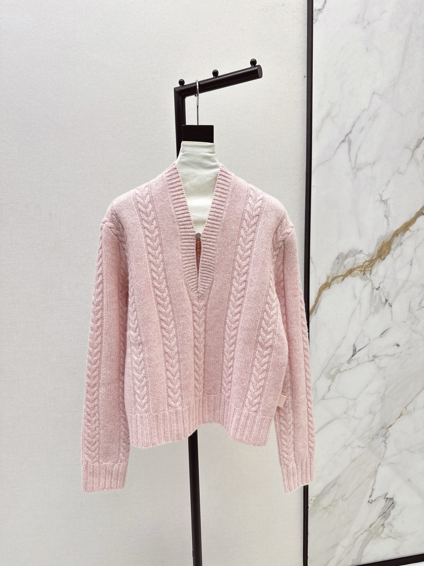 NO:566448,Exclusive first release Loe 25Ss————The latest high-intellectual style in autumn and winter, temperament V-neck one-button wool sweater, imported wool yarn is light and soft, Swiss woven cable craftsmanship, age-reducing college style girl wear, low-key luxury sense of high-end, casual and elegant style, classic and not picky, super slim, two colors ready for sale sml,,loewe,sweaters,alexander wang19860909独家首发 Loe 25Ss————秋冬最新款高智感穿搭气质V领一粒扣羊毛毛衣进口羊毛纱线轻盈软糯 瑞士机织绞花工艺 减龄学院风少女穿搭 低调奢华的高级感 版型随性优雅 经典不挑人上身超显瘦 两色现货发售sml,,loewe,sweaters,alexander wang,Women's clothing