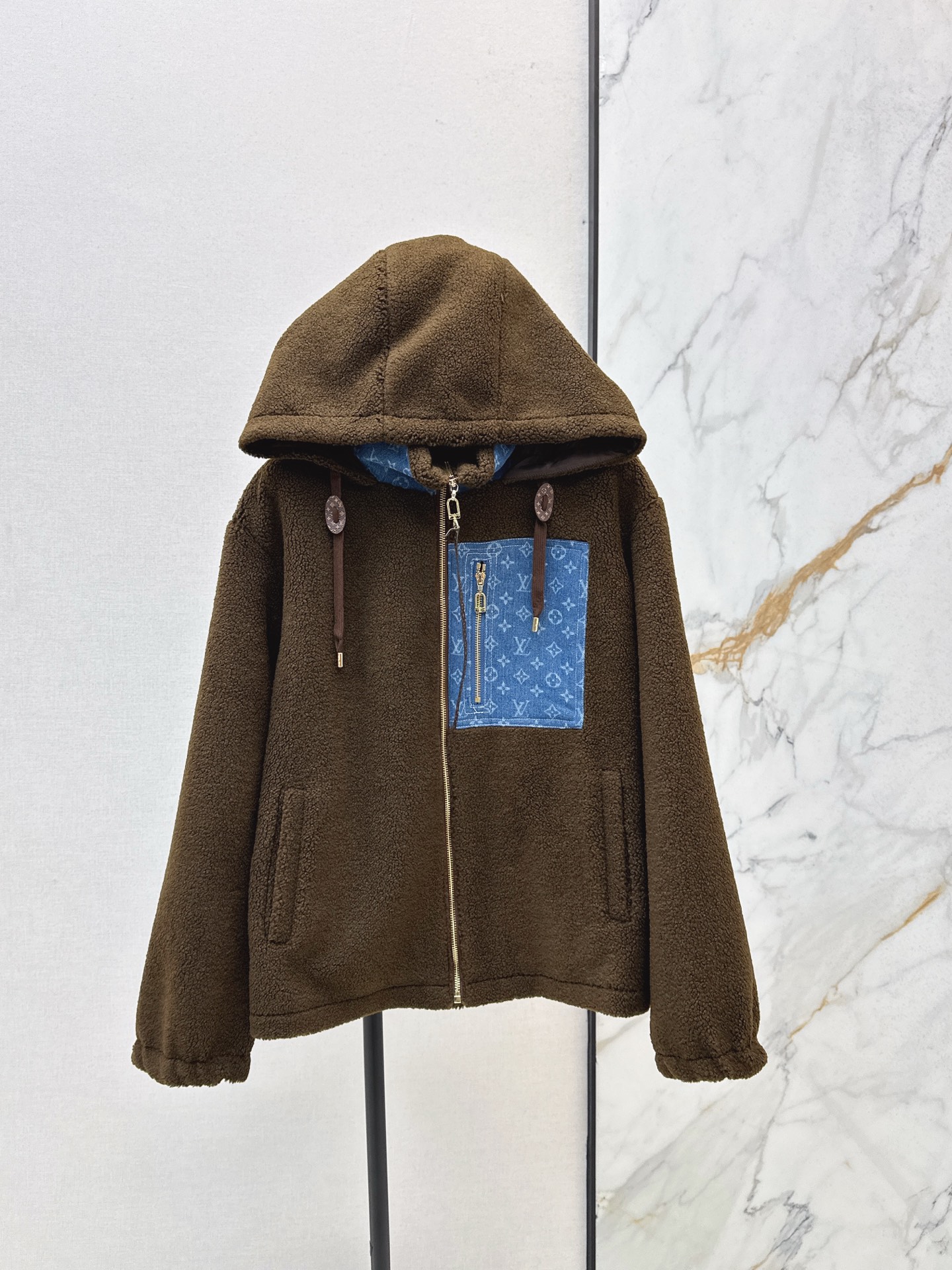 NO:566424,L's 25Ss————The latest autumn and winter presbyopic denim pocket splicing lamb wool hooded jacket, two-color selection, off-white gentle, dark brown retro, spliced ​​denim presbyopic pockets super design, stand-up collar and hooded loose version, wrap it up in autumn and winter, warm and fashionable feel, two colors ready for sale smlxl,, louis vuitton, jackets & coats, hats, alexander wang19860909L家 25Ss————秋冬最新款老花牛仔口袋拼接羊羔毛连帽外套 双色选择 米白温柔 深棕复古 拼接牛仔老花口袋超有设计感 立领连帽宽松版型 秋冬裹上它 暖乎乎的时髦感直接拉满 两色现货发售smlxl,,louis vuitton,jackets & coats,hats,alexander wang,Women's clothing