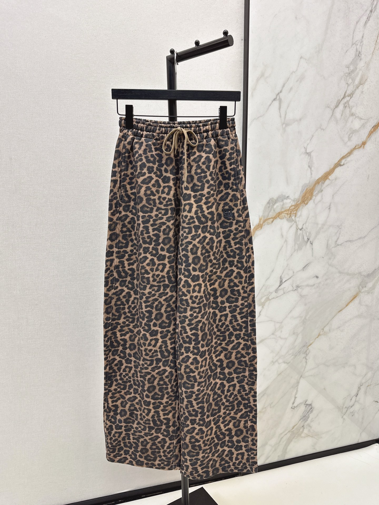 NO:566410,Fashionable design 25Ss————The latest new leopard print straight casual pants for autumn and winter. Don’t be too handsome with these leopard print wide-leg pants. There is no doubt that the slimming effect on the upper body is unquestionable. Pear-shaped sisters can rest assured to wear the fabric. It is comfortable, breathable and full of texture. The drape is good. It can be worn with any top. It will not be exaggerated for daily commuting. It is available in one color. sml,, alexander wang19860909时髦设计 25Ss————秋冬最新款新款豹纹直筒休闲裤 这件豹纹阔腿裤你不要太帅了 上身显瘦效果毋庸置疑 梨形姐妹放心穿面料舒适透气质感满满 垂感敲好 上衣随便怎么搭它都能驾驭的住 日常通勤穿搭也不会夸张～一色现货发售sml,,alexander wang,Women's clothing