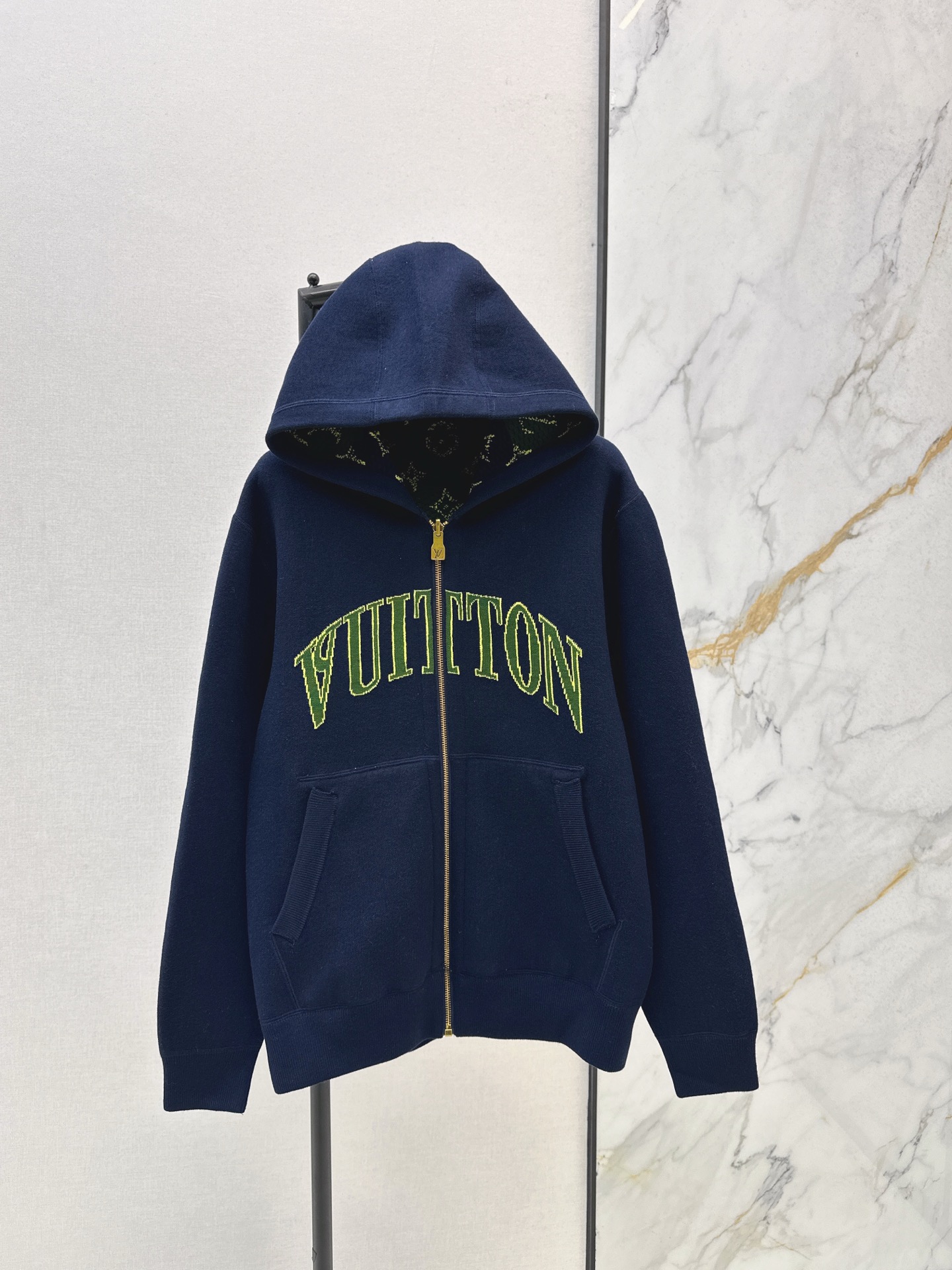 NO:566405,Same style for men and women, L family 25Ss - the latest MONOGRAM for autumn and winter, double-sided wearable hooded knitted cardigan, imported wool yarn, soft texture, casual and handsome gold V-neck, loose version design, super slim, not picky, high-end and fashionable, one color ready for sale sml,, louis vuitton, hats, alexander wang19860909男女同款 L家 25Ss———秋冬最新款MONOGRAM 双面可穿连帽针织开衫进口羊毛纱线柔软质感 随性帅气金V领宽松版型设计超显瘦 不挑人上身高级又时髦 一色现货发售sml,,louis vuitton,hats,alexander wang,Women's clothing