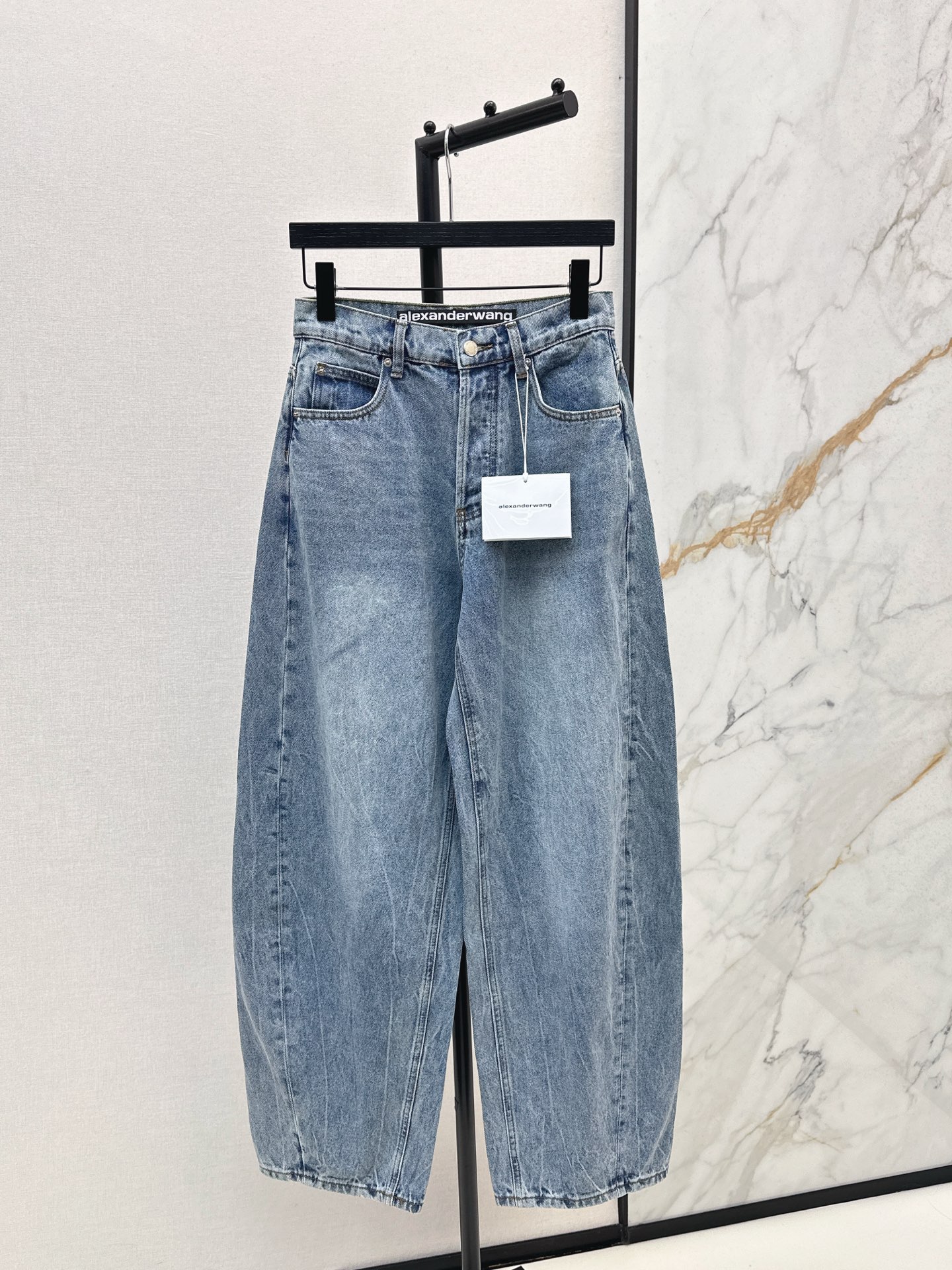 NO:566396,Recommended hot item: AW 25Ss - the latest autumn and winter high-waisted wide-leg scimitar pants with hot diamond logo on the back. The trouser legs have a loose fit. The back pocket has a shiny hot diamond design. It will look particularly dazzling under the sunlight. It is loved by fashion enthusiasts for its high-end fashion. It can be easily worn with a sense of street fashion ~ Two colors are available in stock at sml,, alexander wang19860909爆单款推荐 AW 25Ss————秋冬最新款后背烫钻logo高腰阔腿弯刀裤 裤腿宽松版型 背面口袋有闪亮的烫钻设计 在阳光灯光下会显得格外耀眼 深受时尚爱好者喜爱高级时髦 都能轻松穿出街头时髦感～两色现货发售sml,,alexander wang,Women's clothing