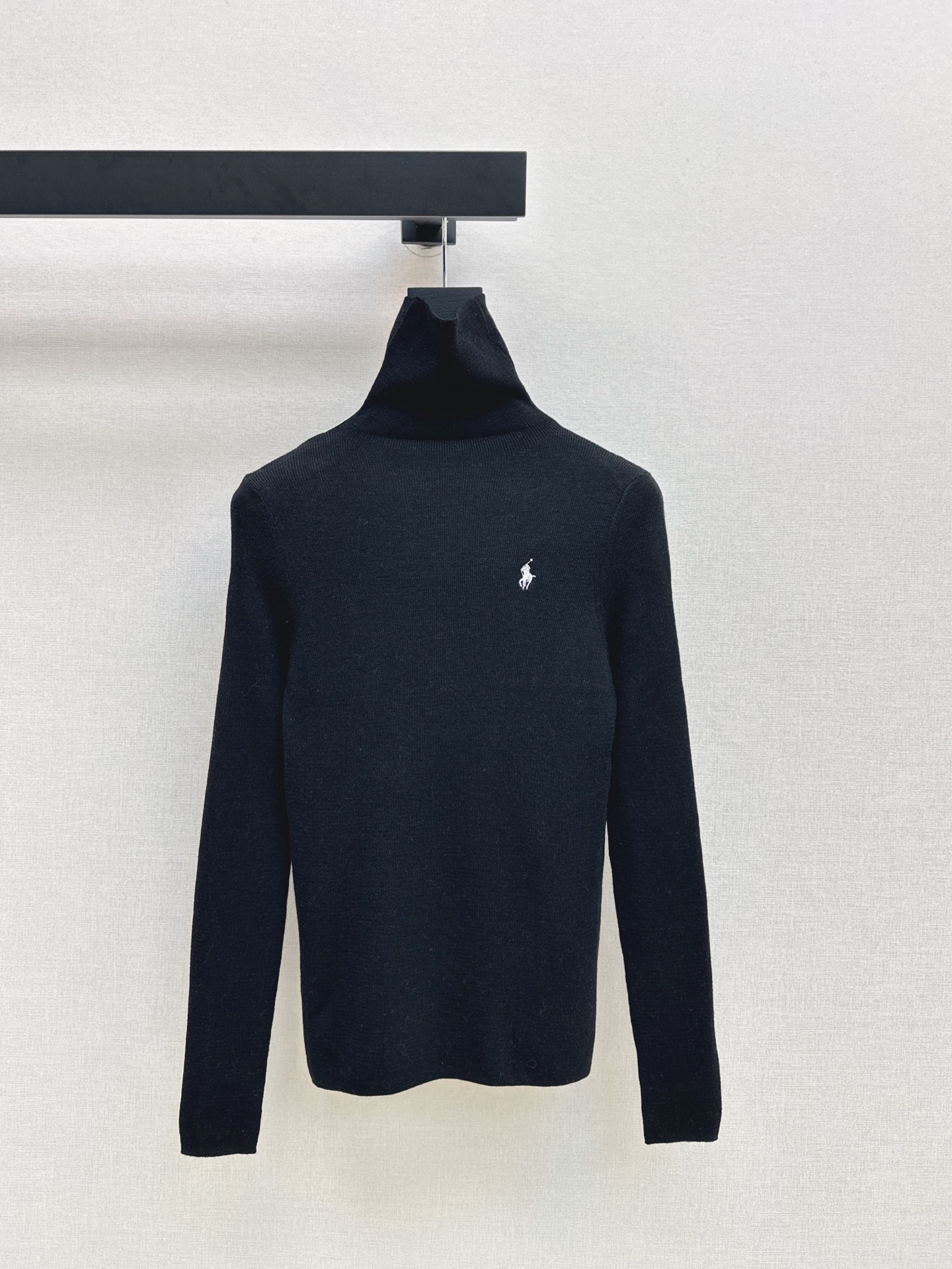 NO:566411,A must-have for everyone, RL 25Ss————The latest classic logo embroidered turtleneck bottoming shirt for autumn and winter. A must-have for daily use. It is easy to wear and match. It is made of wool knitted yarn. It is very soft, slim and comfortable. The war horse embroidery decoration is bright but not too eye-catching. Available in five colors. sml,, alexander wang19860909人手必备 RL 25Ss————秋冬最新款经典logo刺绣装饰高领打底衫 日常必备款 各种好穿好搭配 采用羊毛针织纱线面料 十分软糯贴身舒适 战马刺绣装饰有亮点又不过分吸睛 五色现货发售sml,,alexander wang,Women's clothing