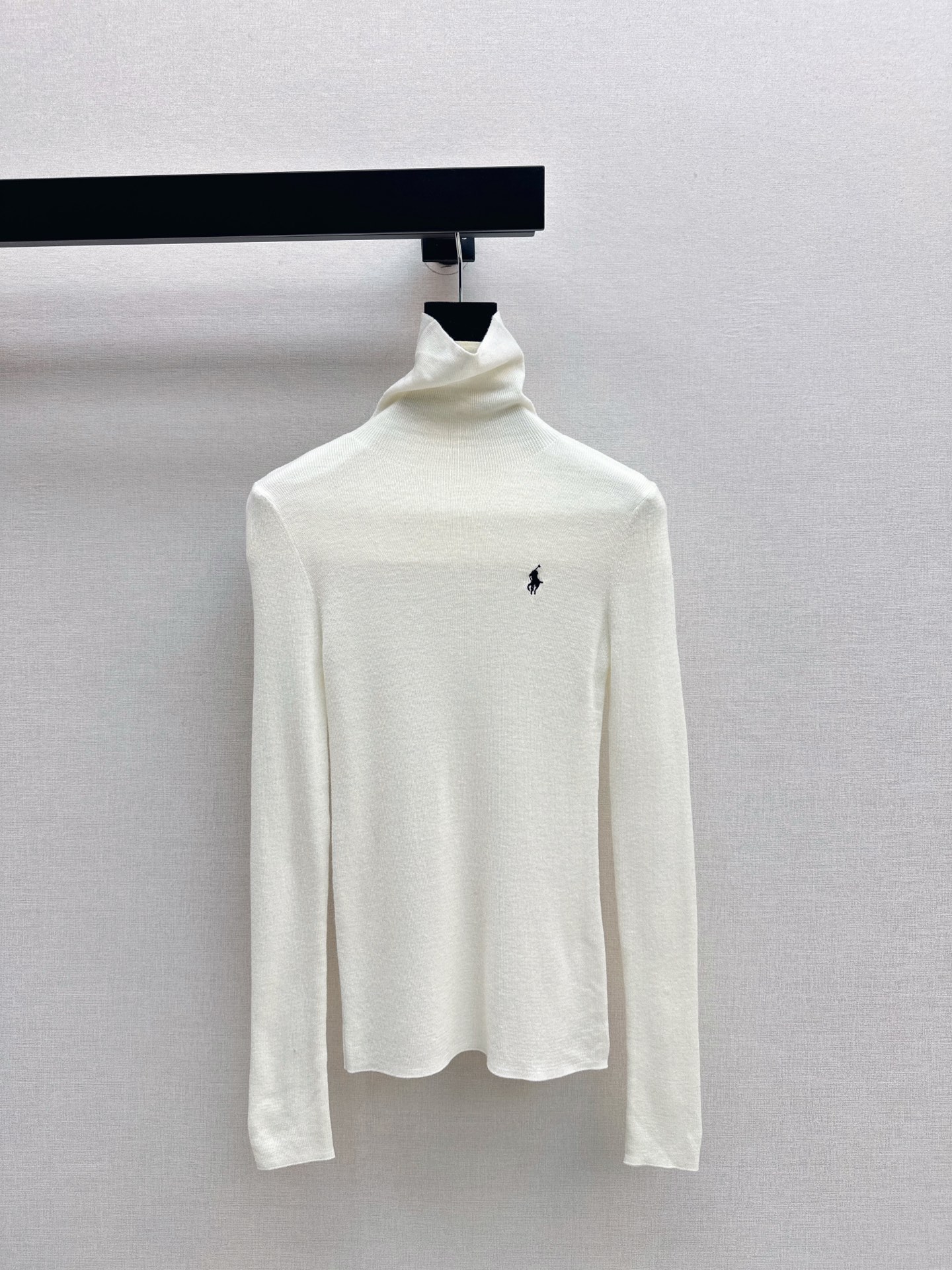 NO:566406,A must-have for everyone, RL 25Ss————The latest classic logo embroidered turtleneck bottoming shirt for autumn and winter. A must-have for daily use. It is easy to wear and match. It is made of wool knitted yarn. It is very soft, slim and comfortable. The war horse embroidery decoration is bright but not too eye-catching. Available in five colors. sml,, alexander wang19860909人手必备 RL 25Ss————秋冬最新款经典logo刺绣装饰高领打底衫 日常必备款 各种好穿好搭配 采用羊毛针织纱线面料 十分软糯贴身舒适 战马刺绣装饰有亮点又不过分吸睛 五色现货发售sml,,alexander wang,Women's clothing