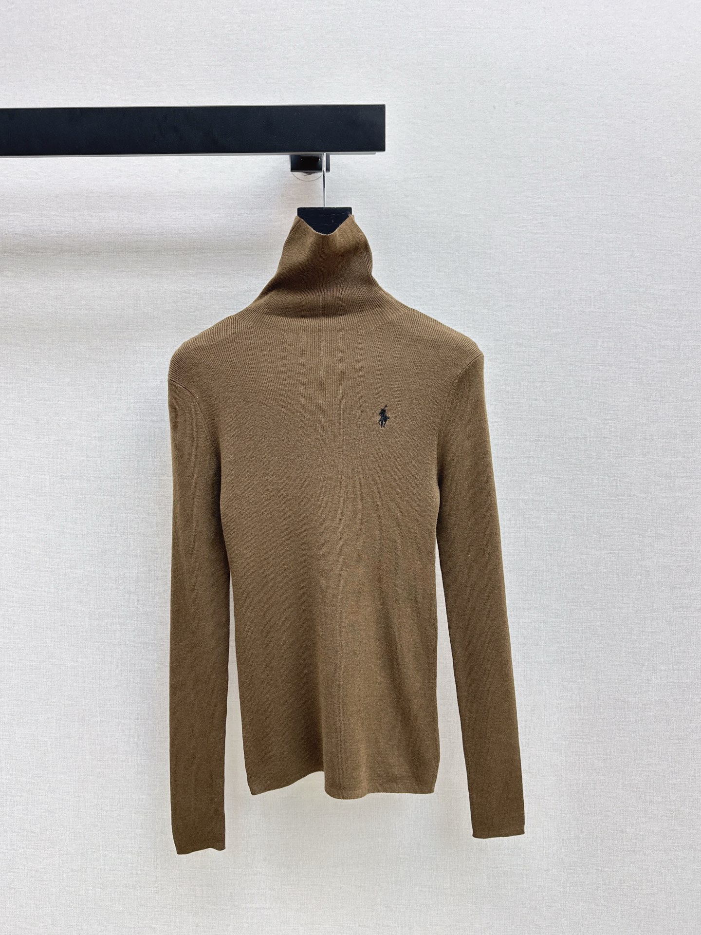 NO:566401,A must-have for everyone, RL 25Ss————The latest classic logo embroidered turtleneck bottoming shirt for autumn and winter. A must-have for daily use. It is easy to wear and match. It is made of wool knitted yarn. It is very soft, slim and comfortable. The war horse embroidery decoration is bright but not too eye-catching. Available in five colors. sml,, alexander wang19860909人手必备 RL 25Ss————秋冬最新款经典logo刺绣装饰高领打底衫 日常必备款 各种好穿好搭配 采用羊毛针织纱线面料 十分软糯贴身舒适 战马刺绣装饰有亮点又不过分吸睛 五色现货发售sml,,alexander wang,Women's clothing