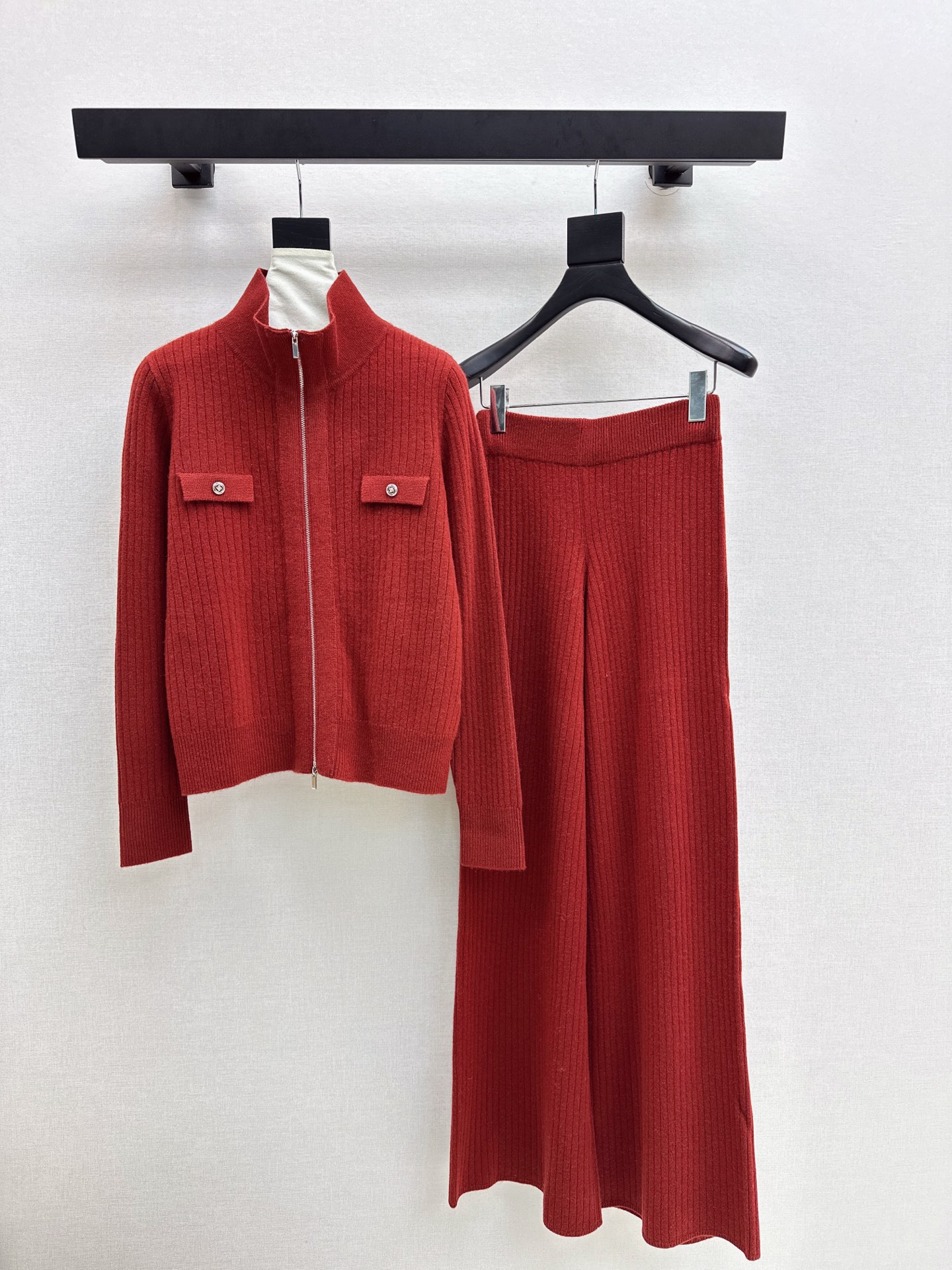 NO:566387,Exclusive model LP 25Ss - the latest knitted suit for early autumn. Stand-up collar knitted jacket + elastic waist straight pants. Exquisite beauty. The overall feeling is simple and elegant. When paired together, it will give you a gentle, beautiful and moving feeling. The color and pattern are impeccable. A must-have set for lazy people. It will look good no matter how you wear it. The fabric texture is excellent. It is made of customized wool fabric. The details are in place. Available in one set. Three colors available for sale sml, loro piana, jackets &  coats,jackets & coats,alexander wang19860909独家款 LP 25Ss———早秋最新款针织套装 立领针织夹克外套+松紧腰直筒裤 精致美感 整体给人感觉特别的简约大气 一套搭配起来给你人一种温柔美丽动人的感觉 颜色跟版型都无可挑剔 懒人必备一套怎么搭都好看 面料质感一绝 采用的是定制羊毛面料 细节很到位 一套出 三色现货发售sml,,loro piana,jackets & coats,jackets & coats,alexander wang,Women's clothing