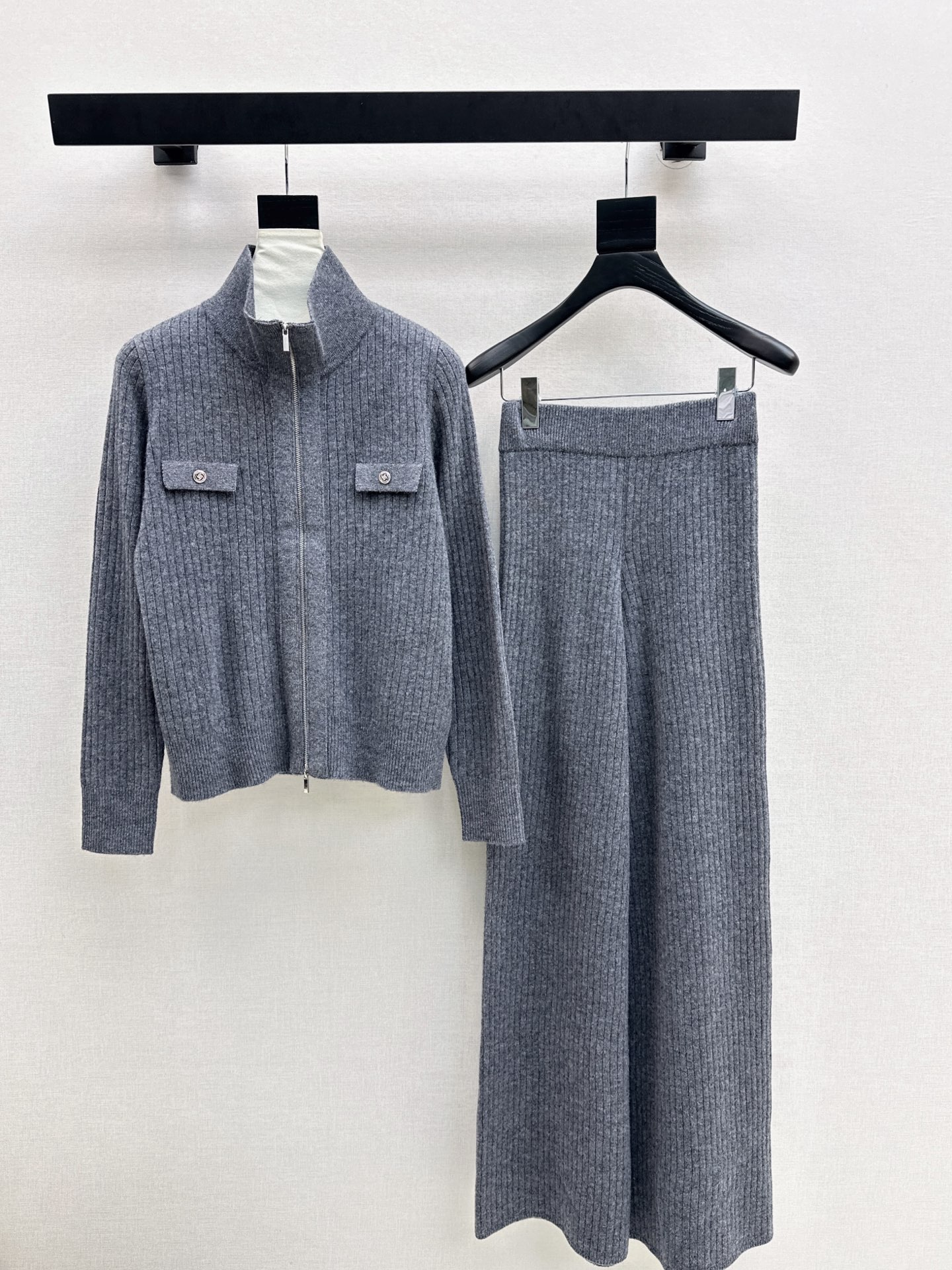 NO:566383,Exclusive model LP 25Ss - the latest knitted suit for early autumn. Stand-up collar knitted jacket + elastic waist straight pants. Exquisite beauty. The overall feeling is simple and elegant. When paired together, it will give you a gentle, beautiful and moving feeling. The color and pattern are impeccable. A must-have set for lazy people. It will look good no matter how you wear it. The fabric texture is excellent. It is made of customized wool fabric. The details are in place. Available in one set. Three colors available for sale sml, loro piana, jackets &  coats,jackets & coats,alexander wang19860909独家款 LP 25Ss———早秋最新款针织套装 立领针织夹克外套+松紧腰直筒裤 精致美感 整体给人感觉特别的简约大气 一套搭配起来给你人一种温柔美丽动人的感觉 颜色跟版型都无可挑剔 懒人必备一套怎么搭都好看 面料质感一绝 采用的是定制羊毛面料 细节很到位 一套出 三色现货发售sml,,loro piana,jackets & coats,jackets & coats,alexander wang,Women's clothing