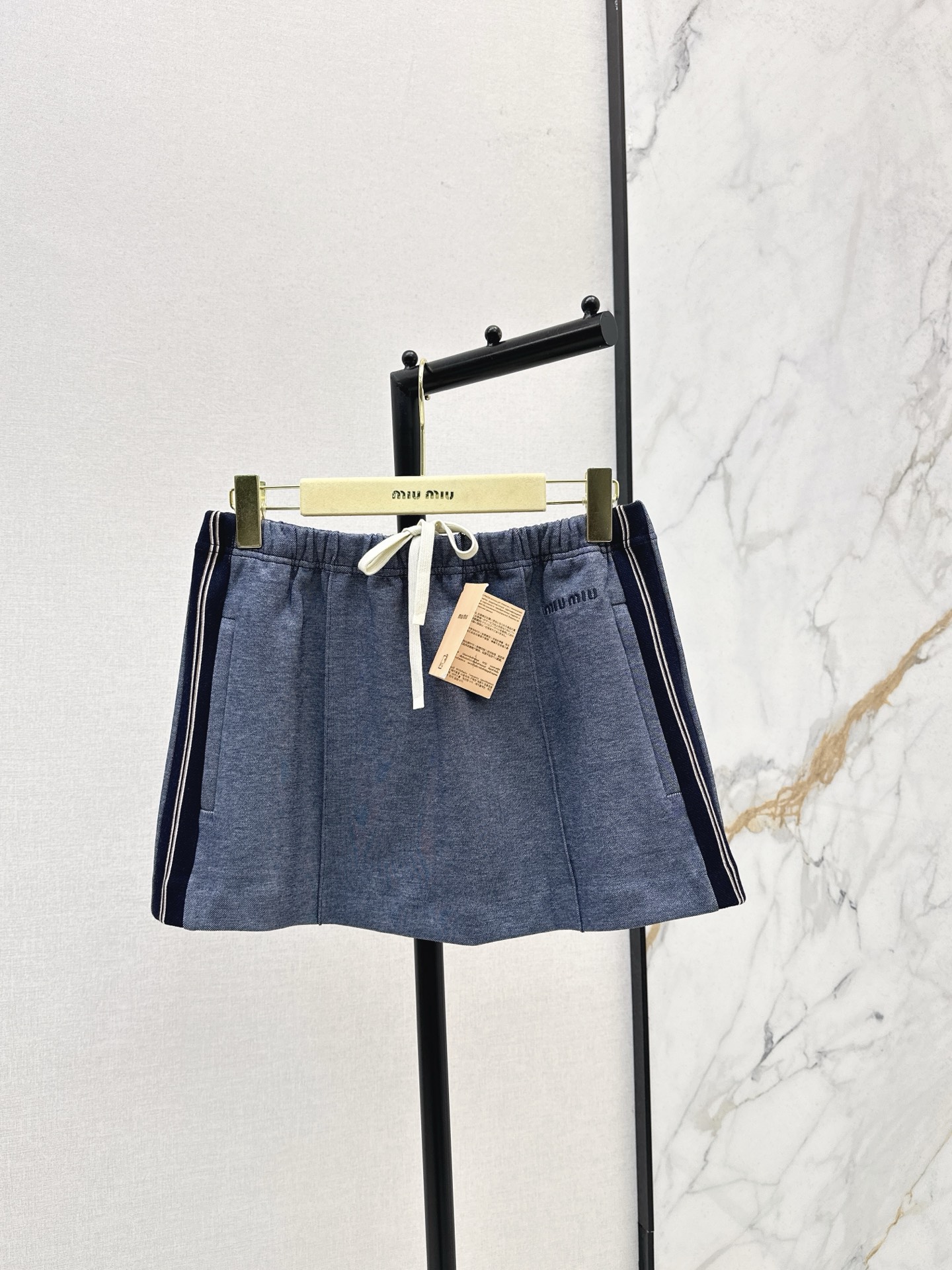 NO:566371,Miu 25Ss, the latest autumn and winter high-end gray three-piece suit with lapel zipper jacket + Mini skirt + straight lapel design, neat and retro style. The zipper element adds casual sexiness. The contrasting webbing extends along the sleeve side. Paired with a series of short skirts and trousers to perfectly continue the style. The neat silhouette shows the length of the legs. It echoes the contrasting color details of the jacket. The overall feeling is full. It is a careful way to make you look taller and slimmer. Wear it in a retro sports style and it is developed in one color.  Ready for sale sml,,miumiu,skirts,jackets & coats,alexander wang19860909减龄缪系穿搭 Miu 25Ss————秋冬最新款高级灰三件套翻领拉链外套+Mini半裙+直筒翻领设计利落又带点复古腔调 拉链元素增添随性感 撞色织带沿着袖侧延伸 搭配一系列短裙裤子完美延续风格 版型利落显腿长 与外套的撞色细节呼应 整体感拉满 显高显瘦的小心机 成套穿复古运动风直接拉满 一色分开发 现货发售sml,,miumiu,skirts,jackets & coats,alexander wang,Women's clothing