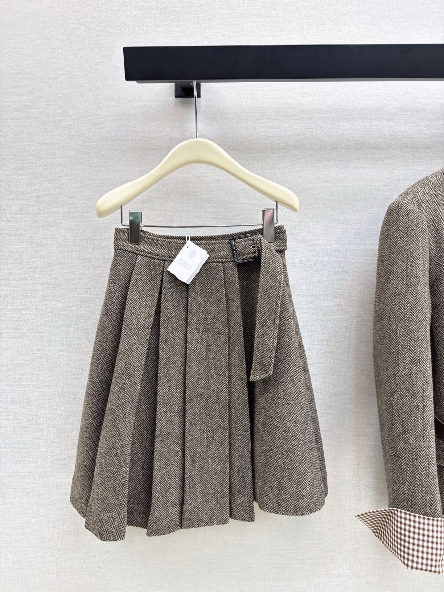 NO:566327,High sense of wear Bc 25Ss————The latest one-piece cut pleated skirt for autumn and winter made of wool herringbone fabric. It is heavy, thick and textured. It is versatile and very high-end. It feels very stiff and maintains the skirt shape. Recommend a series of outfits. One color ready for sale sml 0,,skirts,alexander wang19860909高知感穿搭 Bc 25Ss————秋冬最新款一片式剪裁压褶半裙定羊毛人字纹面料 实物重磅厚实有质感 百搭王炸 很高级 挺括感很好 保持裙型 推荐一系列穿搭 一色现货发售sml 0,,skirts,alexander wang,Women's clothing