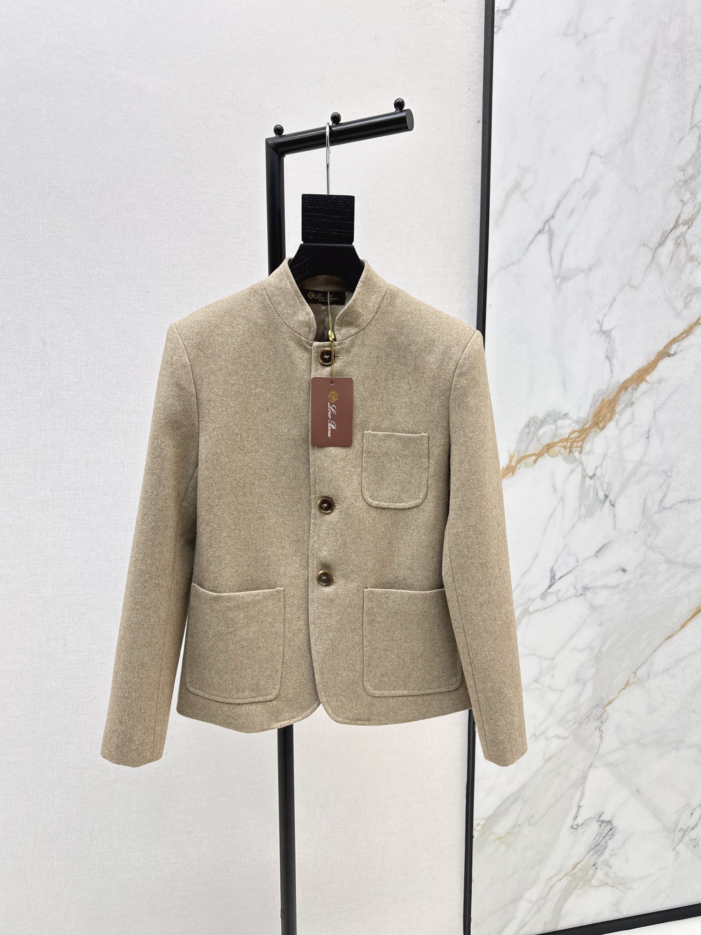 NO:566365,Relaxed old money style outfit LP 25Ss - the latest high-end stand-up collar jacket for early autumn, fashionable and non-contrasting. Customized heavy-weight wool twill fabric, high quality. It has an aura and modifies the shoulder shape. The stand-up collar H-shaped tailoring is easy to wear and not picky. Easily concave shape. The details are processed very carefully. Two colors are available in stock. sml,, loro piana, jackets & coats, alexander wang19860909松弛老钱风穿搭 LP 25Ss——早秋最新款高级立领外套时髦不撞款 定制重磅羊毛斜纹面料 品相上乘 拥有气场同时修饰肩型 立领H版型剪裁 好穿不挑人 轻松凹造型 细节处理非常细致 两色现货发售sml,,loro piana,jackets & coats,alexander wang,Women's clothing