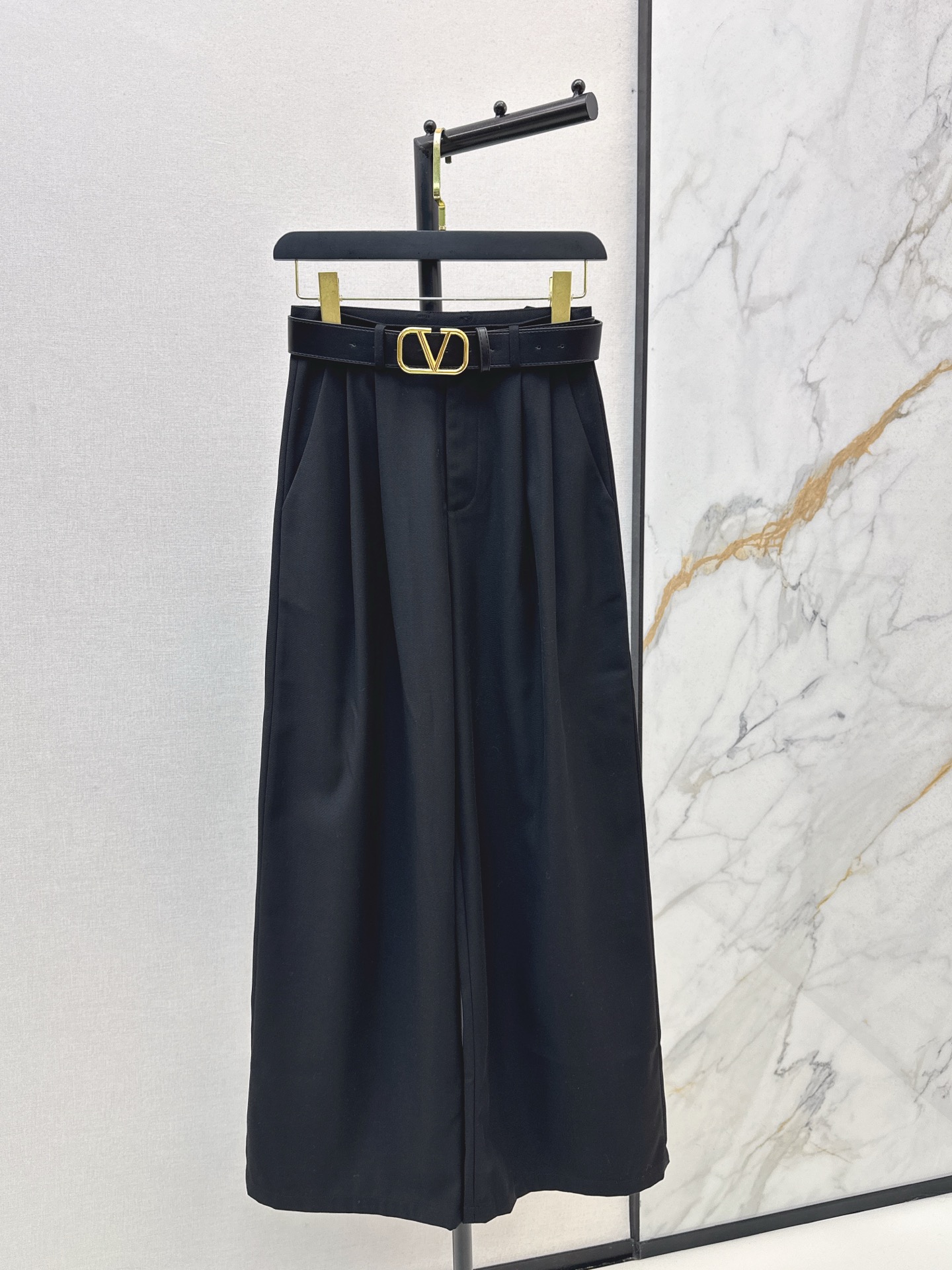 NO:567507,VLTN 25Ss————The latest belt-embellished work style straight-leg pants for autumn and winter. A completely fashionable pair of work pants. Very versatile and easy to wear. It’s not easy to make mistakes. The upper body has a lot of fat. It will make you look slimmer no matter what the leg shape is. Two colors are available now. sml,, alexander wang19860909VLTN 25Ss————秋冬最新款腰带装饰工装风直筒裤 一整个时髦的工装裤子 非常百搭好穿 不容易出错 上身巨藏肉 无论什么腿型都妥妥显瘦起来 两色现货发售sml,,alexander wang,Women's clothing