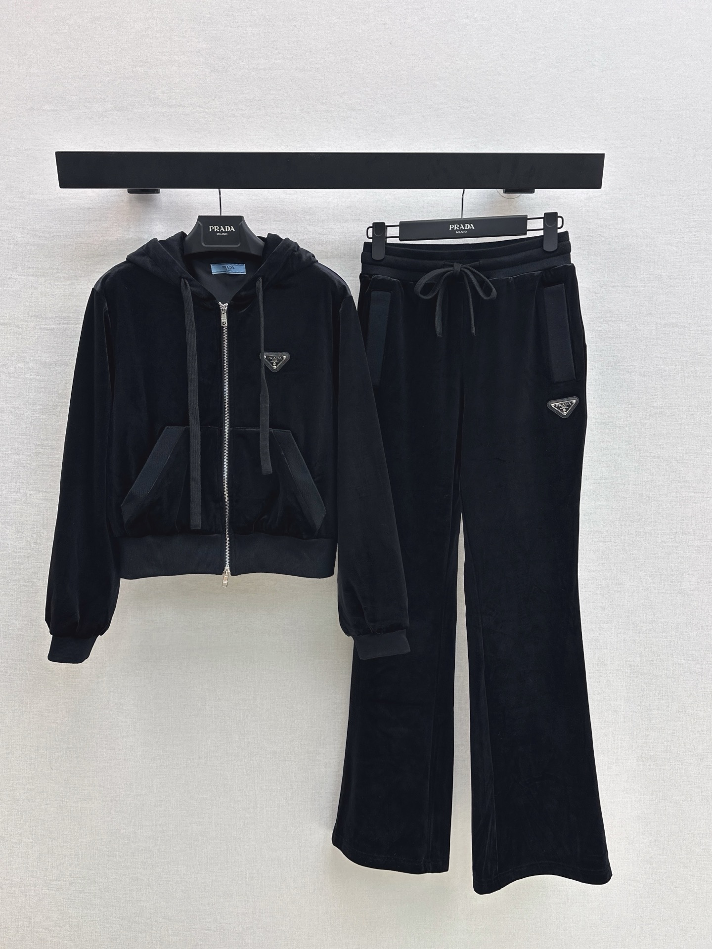 NO:567502,PD 25Ss————The latest casual velvet suit for autumn and winter, hooded velvet jacket + elastic waist straight pants. High-density fashionable casual style. Vintage is handsome. Mid-century style. It meets the dual needs of comfort and fashion and can be integrated into every daily outfit. Playful and age-reducing design elements full of vitality. One set. One color ready for sale sml,,jackets & coats,hats,alexander wang19860909PD 25Ss————秋冬最新款休闲丝绒套装连帽丝绒外套+松紧腰直筒裤 高密度时髦休闲风 Vintage帅气 中古风 贴合舒适与时髦的双需求能融入每个日常的穿搭 俏皮减龄充满元气的设计元素 一套出 一色现货发售sml,,jackets & coats,hats,alexander wang,Women's clothing