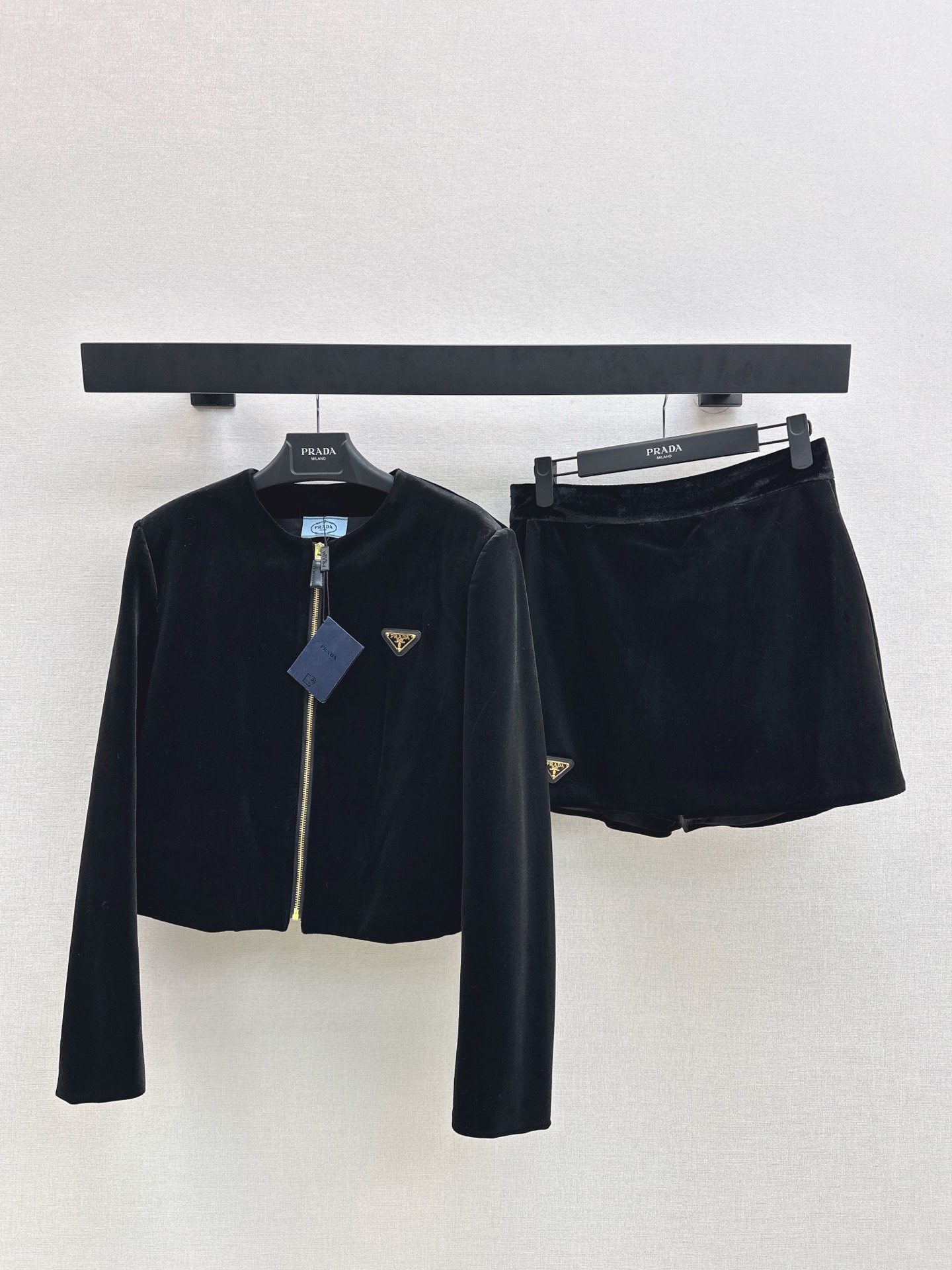 NO:567496,PD 25Ss————The latest autumn and winter casual velvet suit round neck zipper jacket + A-line culottes. High-density fashionable casual style. Vintage is handsome. Medieval style. It meets the dual needs of comfort and fashion and can be integrated into every daily outfit. Playful and age-reducing design elements full of vitality. One set. One color ready for sale sml,,skirts,jackets & coats,alexander wang19860909PD 25Ss————秋冬最新款休闲丝绒套装圆领拉链外套+A字裙裤 高密度时髦休闲风 Vintage帅气 中古风 贴合舒适与时髦的双需求能融入每个日常的穿搭 俏皮减龄充满元气的设计元素 一套出 一色现货发售sml,,skirts,jackets & coats,alexander wang,Women's clothing