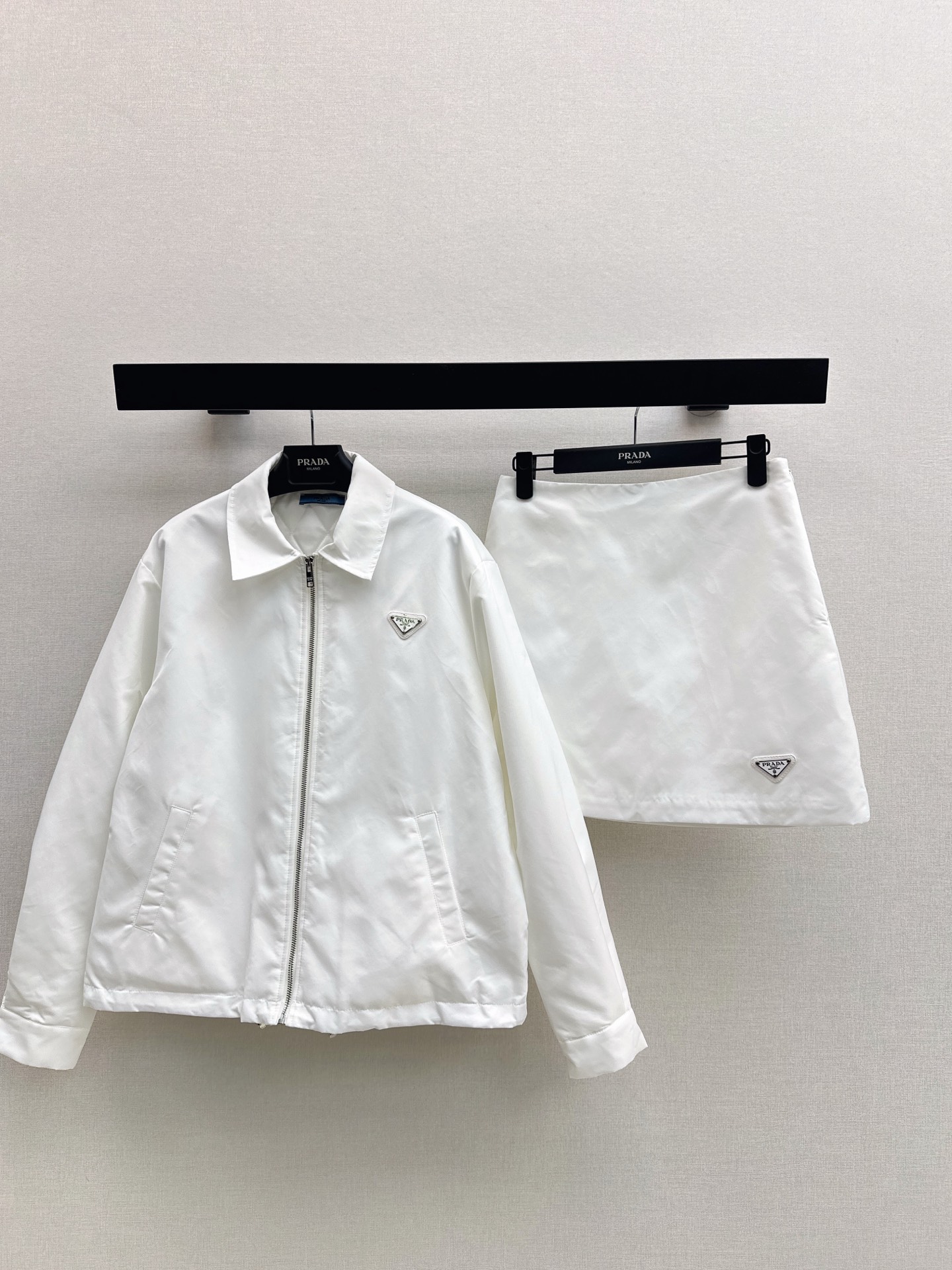 NO:567484,Padded jacket and quilted skirt PD 25Ss - the latest handsome and functional style suit lapel profile jacket + A-line skirt in autumn and winter. Comfortable to the touch. Padded lining. Fits the dual needs of comfort and fashion and can be integrated into every daily dressing scene. Two colors are developed separately. Ready for sale sml,,skirts,jackets & coats,alexander wang19860909夹棉外套夹棉半裙PD 25Ss———秋冬最新款帅气机能风套装翻领廓形外套+A字半裙 手感舒适 内里夹棉 贴合舒适与时髦的双需求能融入每个日常的穿搭场景中 两色分开发 现货发售sml,,skirts,jackets & coats,alexander wang,Women's clothing