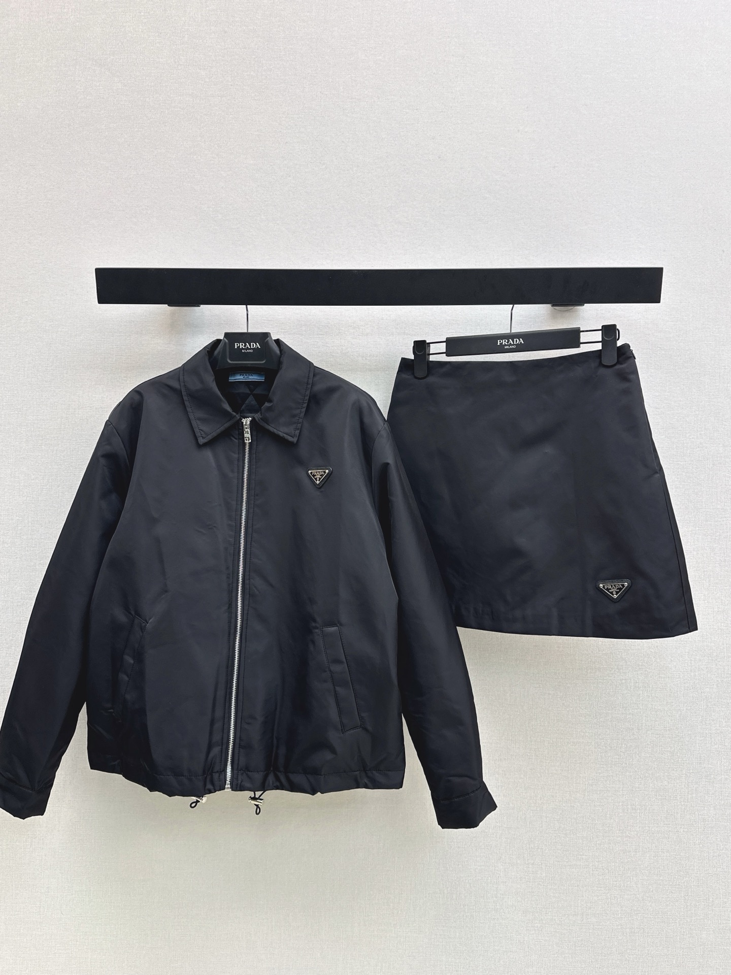 NO:567478,Padded jacket and quilted skirt PD 25Ss - the latest handsome and functional style suit lapel profile jacket + A-line skirt in autumn and winter. Comfortable to the touch. Padded lining. Fits the dual needs of comfort and fashion and can be integrated into every daily dressing scene. Two colors are developed separately. Ready for sale sml,,skirts,jackets & coats,alexander wang19860909夹棉外套夹棉半裙PD 25Ss———秋冬最新款帅气机能风套装翻领廓形外套+A字半裙 手感舒适 内里夹棉 贴合舒适与时髦的双需求能融入每个日常的穿搭场景中 两色分开发 现货发售sml,,skirts,jackets & coats,alexander wang,Women's clothing