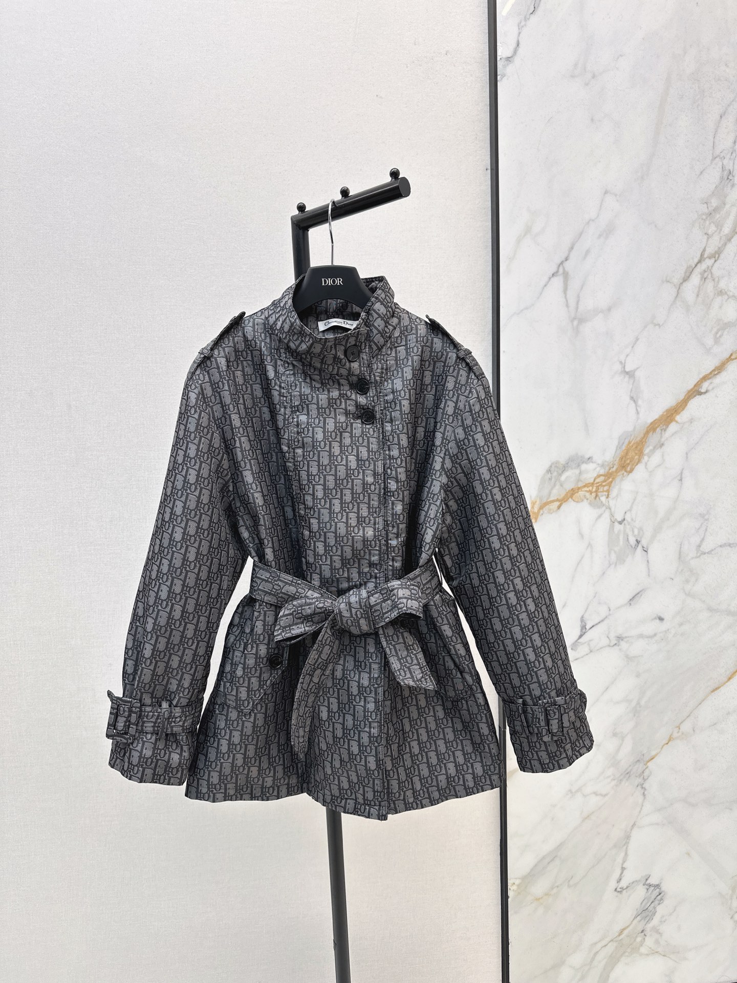 NO:567472,CD 25Ss - the latest stand-collar presbyopic mid-length jacket for autumn and winter. Printed fabric. Classic and stylish. Can be used perfectly in all kinds of clothes. High-end ready-made clothing. Beautiful details. Exquisite and everyday. Easy to control. Age-reducing fashion and casual girly feeling. One color ready for sale. sml,, jackets & coats, alexander wang19860909CD 25Ss———秋冬最新款立领老花中长款外套 印花面料 经典又有型 各种都能完美驾驭～高级成衣做法 细节美爆 精美又日常 轻松驾驭 减龄时尚休闲少女感 一色现货发售sml,,jackets & coats,alexander wang,Women's clothing