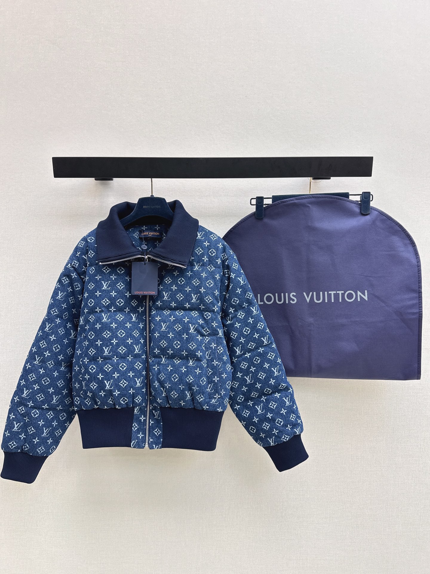 NO:567451,Equipped with dust bag Ljia 25Ss - the latest autumn and winter lapel logo presbyopic denim down jacket 90% goose down filling, overall warm effect, regular down jacket, casual and fashionable, classic logo perfect embellishment, one color ready for sale sml, with dust bag, louis vuitton, down jacket, alexander wang19860909配防尘袋L家 25Ss———秋冬最新款翻领logo老花牛仔羽绒服 90鹅绒填充 整体保暖效果拉满 常规羽绒服 休闲时尚 经典logo完美点缀 一色现货发售sml 配防尘袋,,louis vuitton,down jacket,alexander wang,Women's clothing